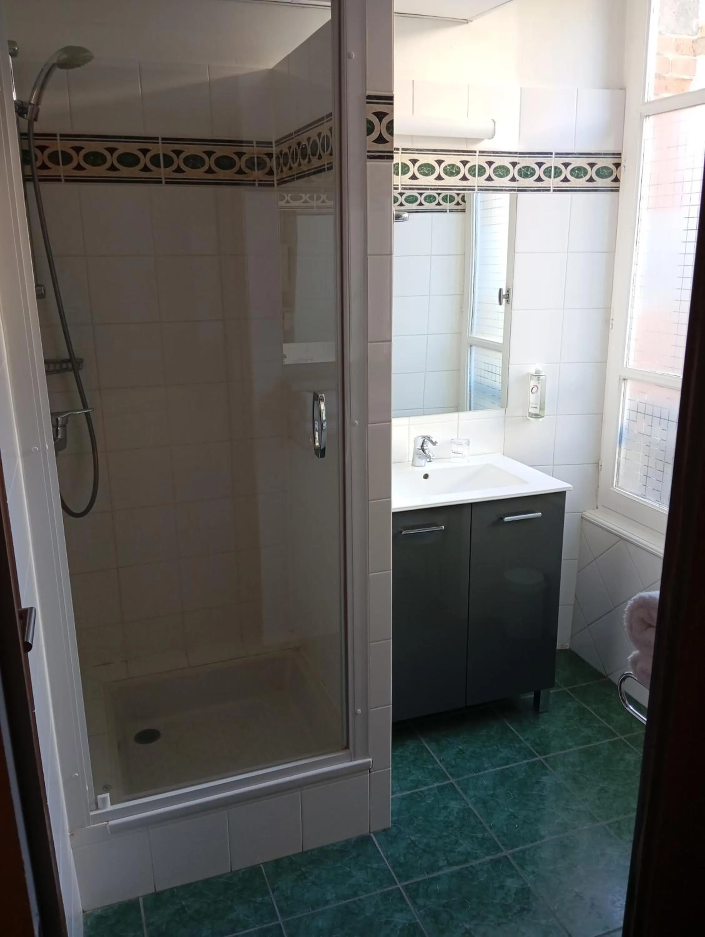 Bathroom in The Originals Boutique, Grand Hôtel Saint-Pierre, Aurillac