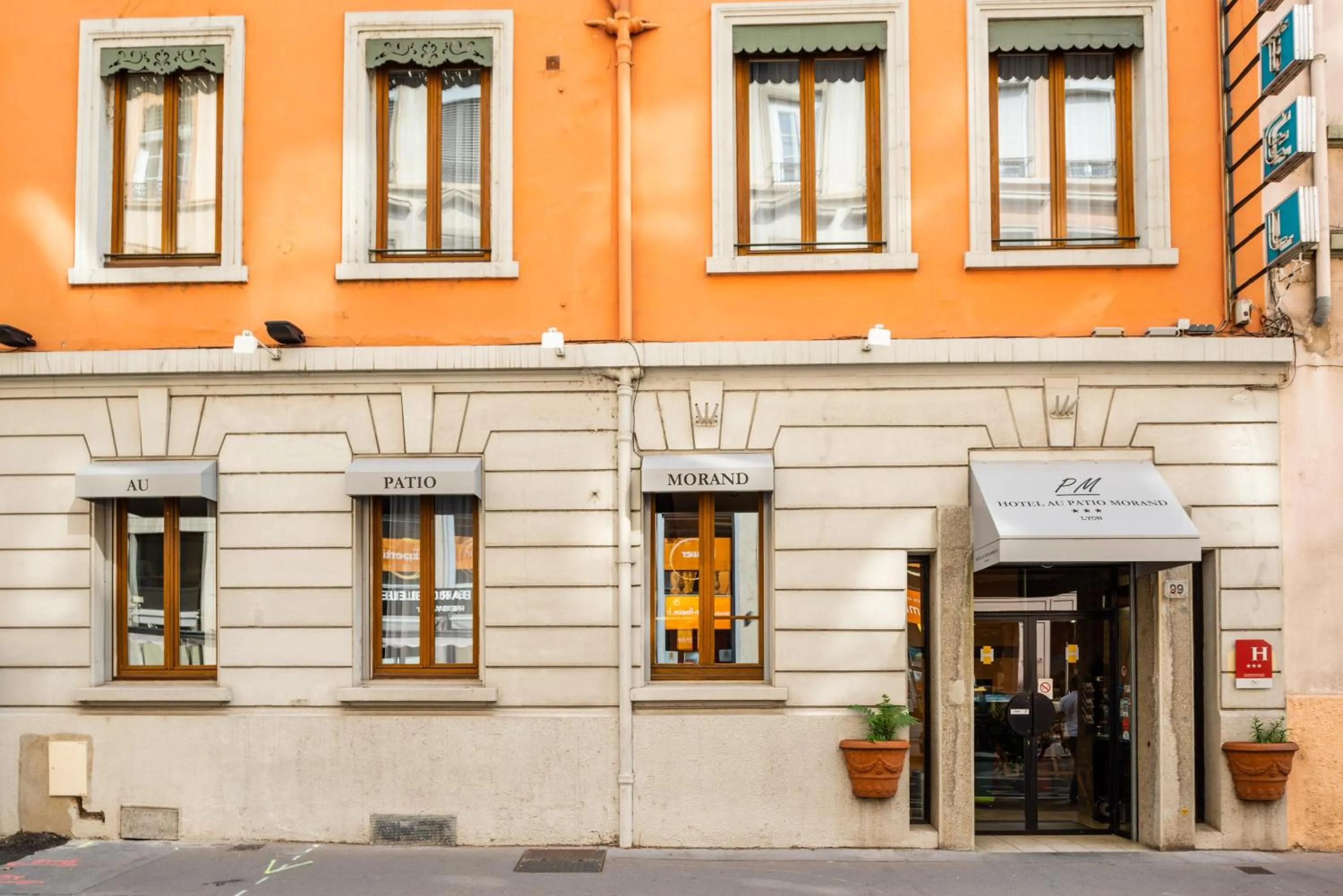 Facade/entrance in Au Patio Morand