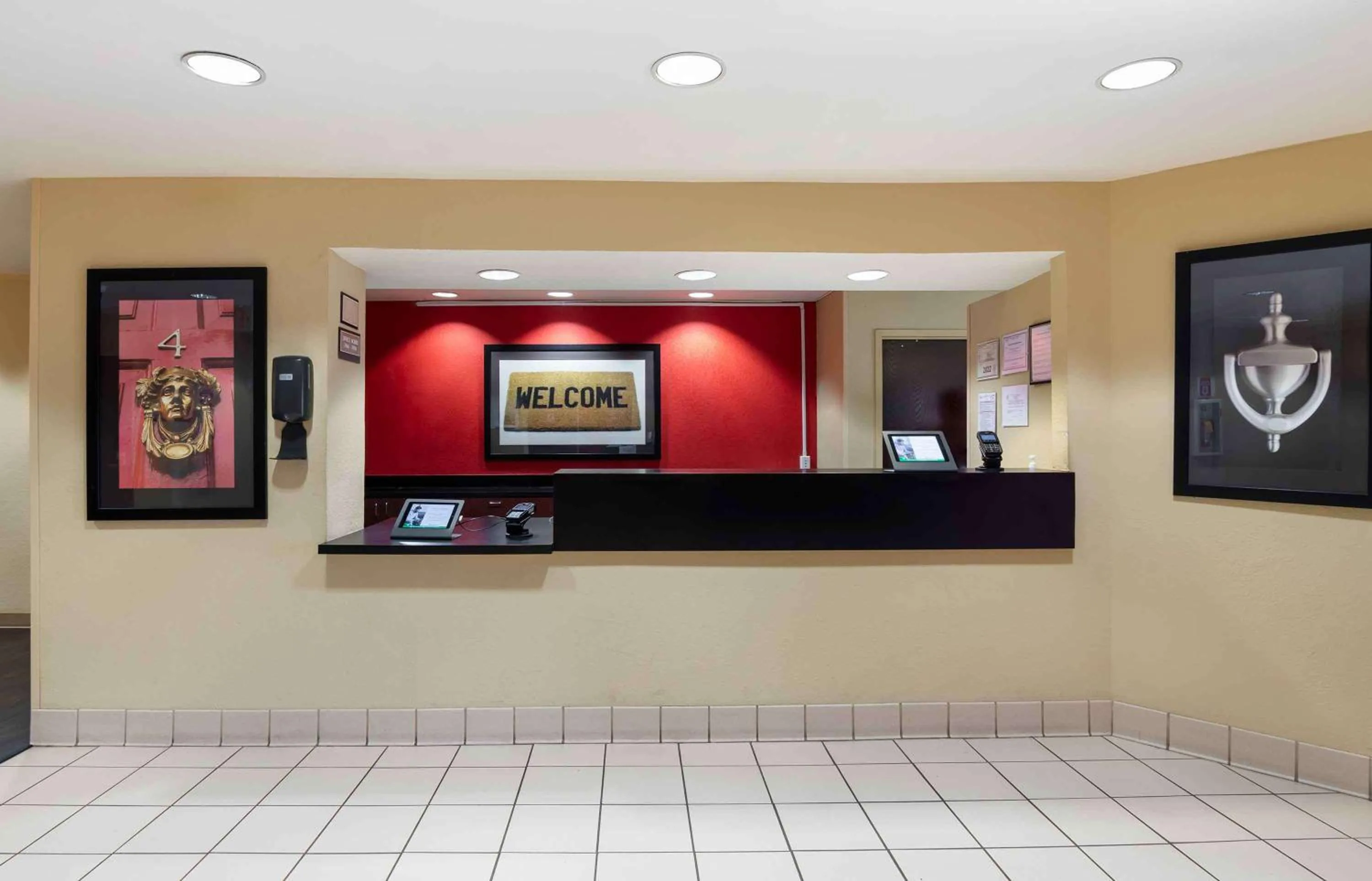 Lobby or reception in Suburban Studios Columbus Bradley Park
