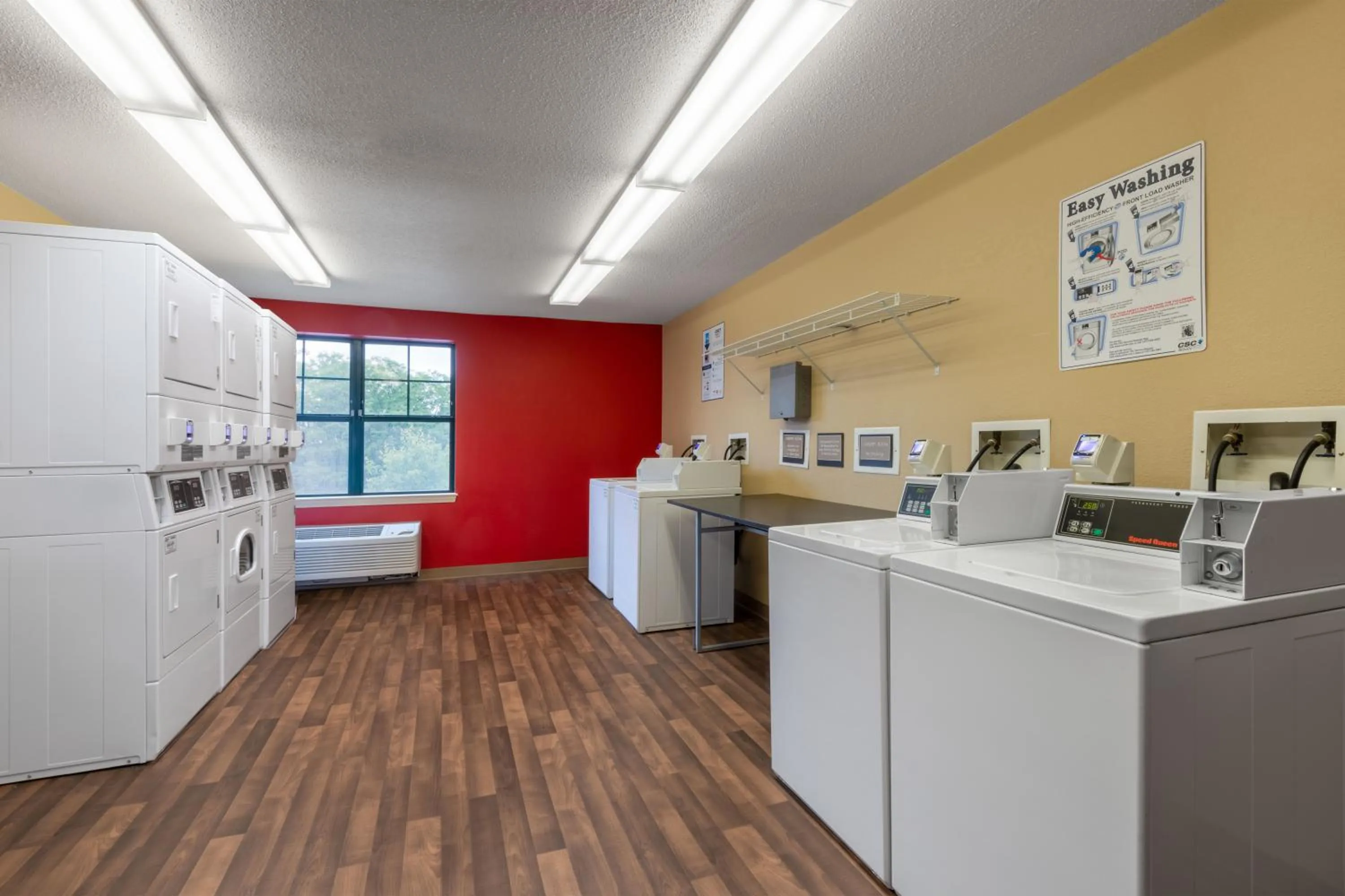 Area and facilities in Suburban Studios Columbus Bradley Park