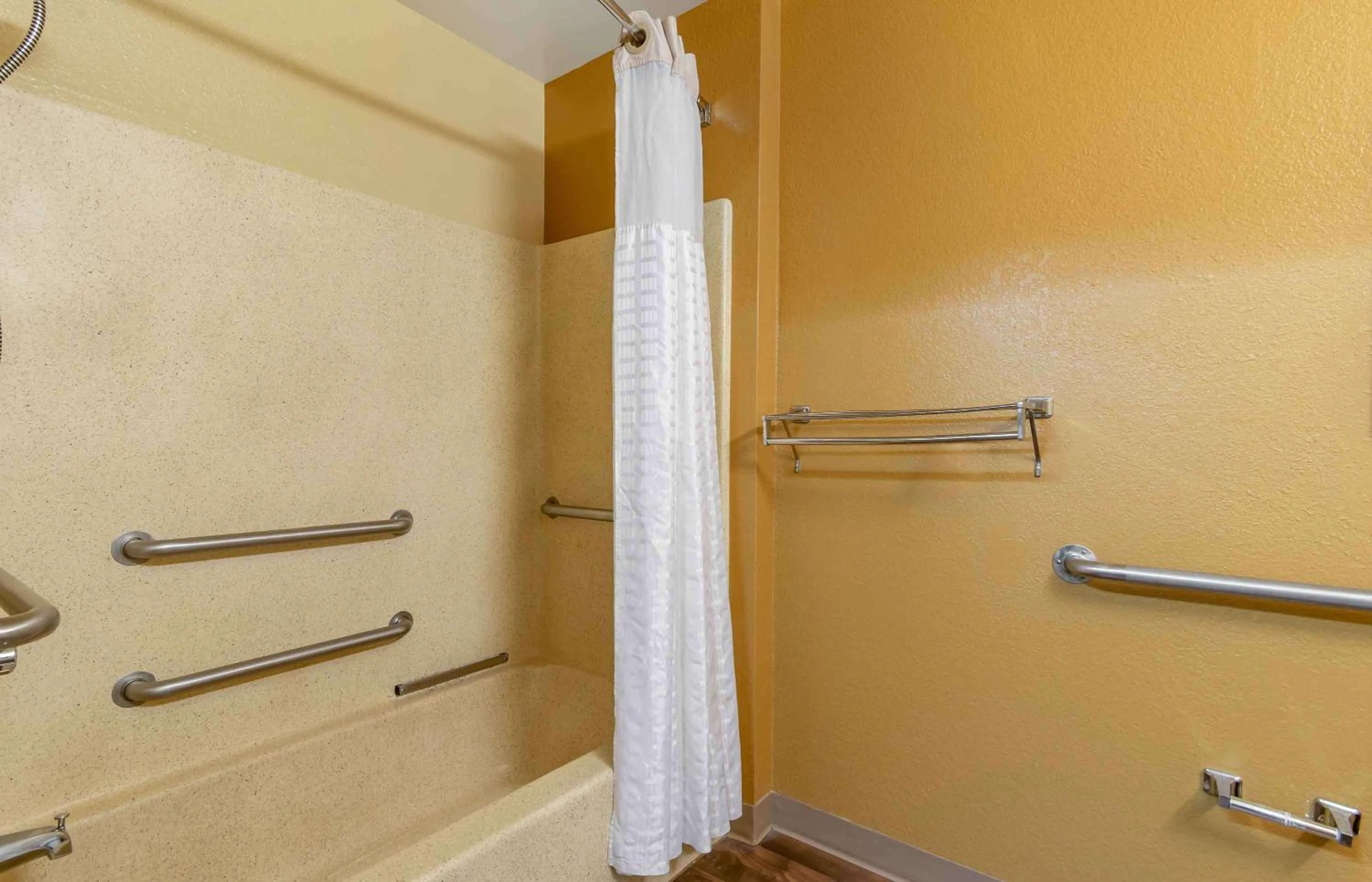 Bathroom in Suburban Studios Columbus Bradley Park