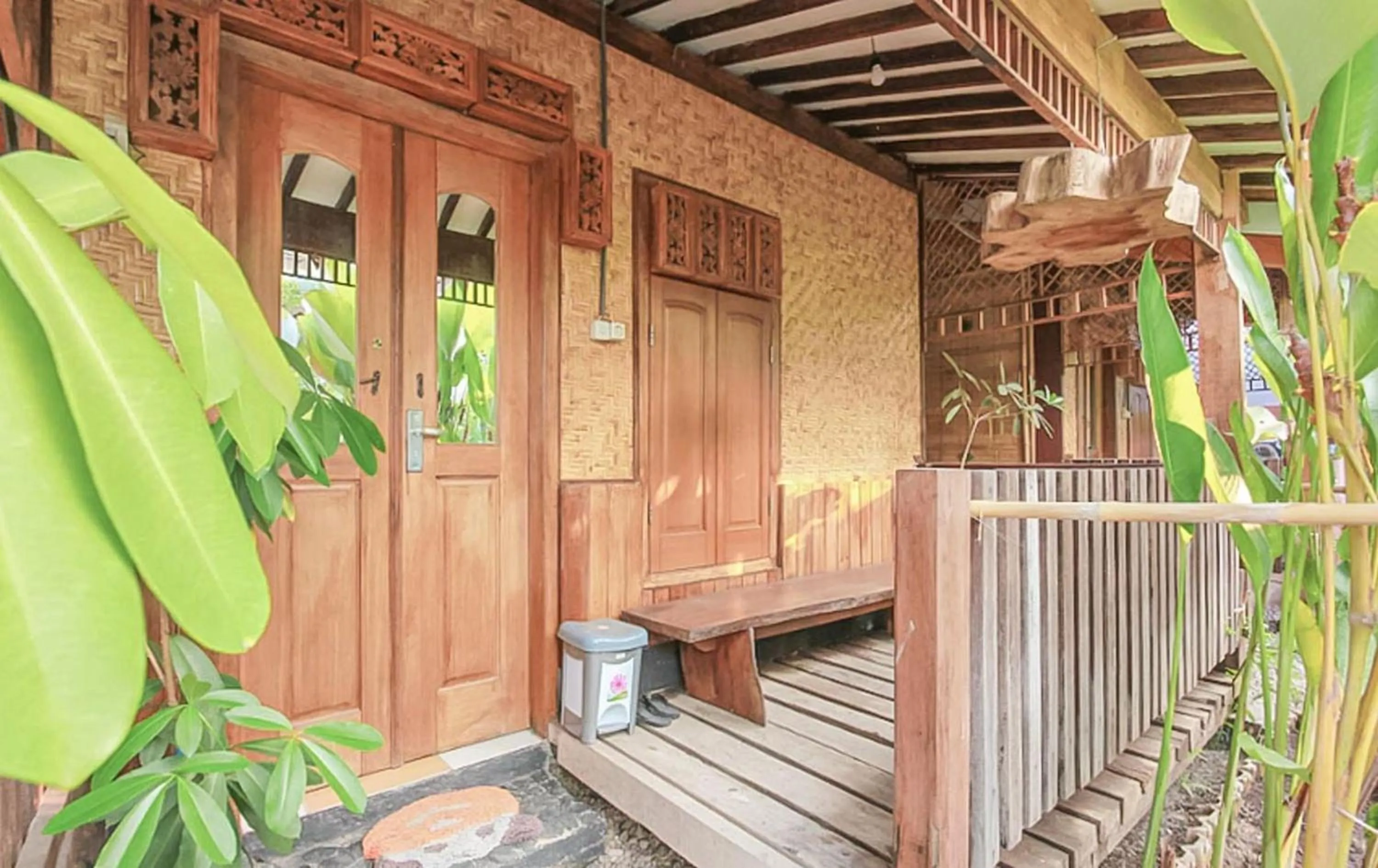 Balcony/Terrace in RedDoorz Syariah at Banyu Asem Banyuwangi