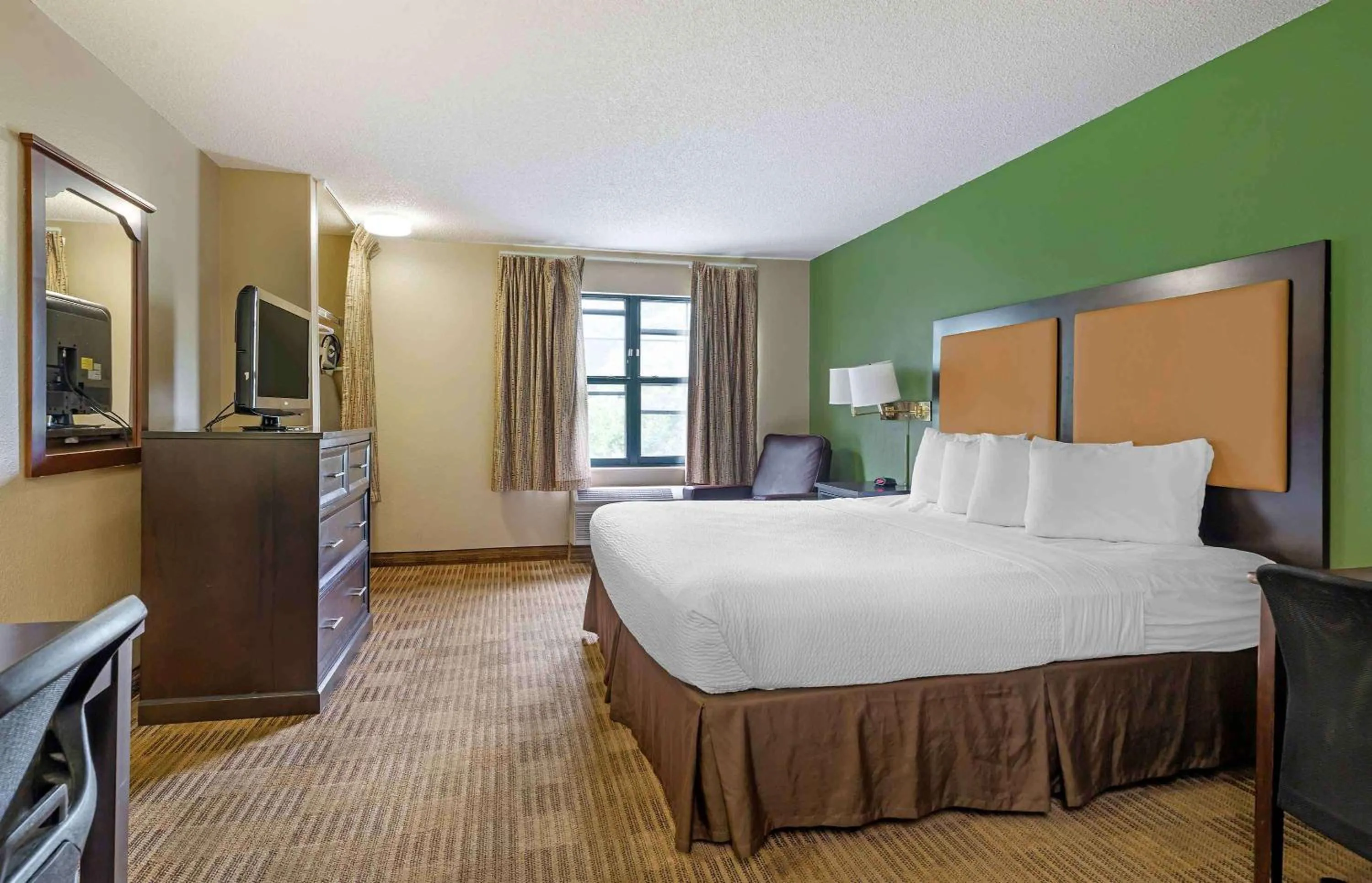 Bedroom, Bed in Extended Stay America Suites - Boston - Westborough - Connector Road