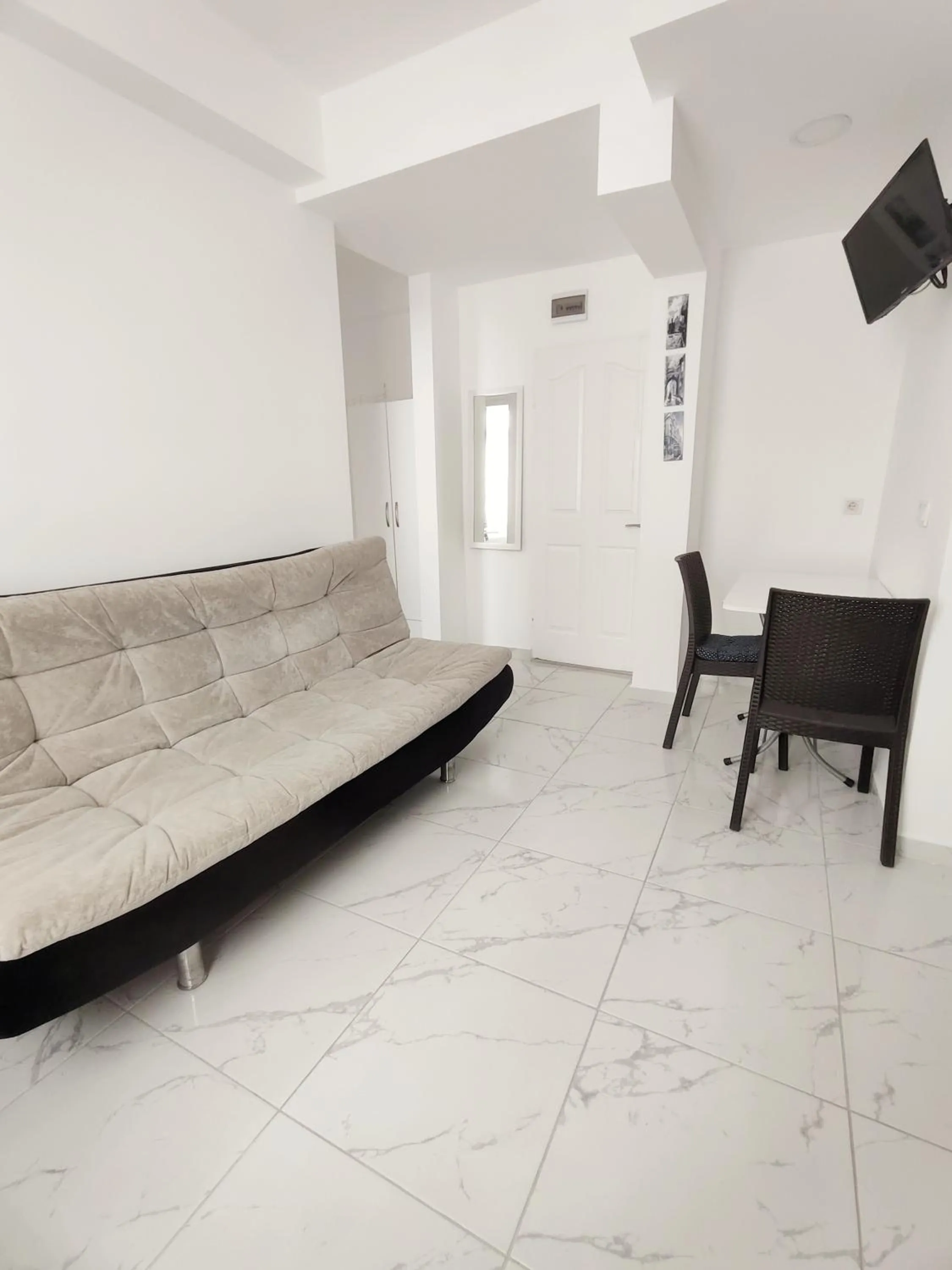 TV and multimedia in R HOUSE HOTEL