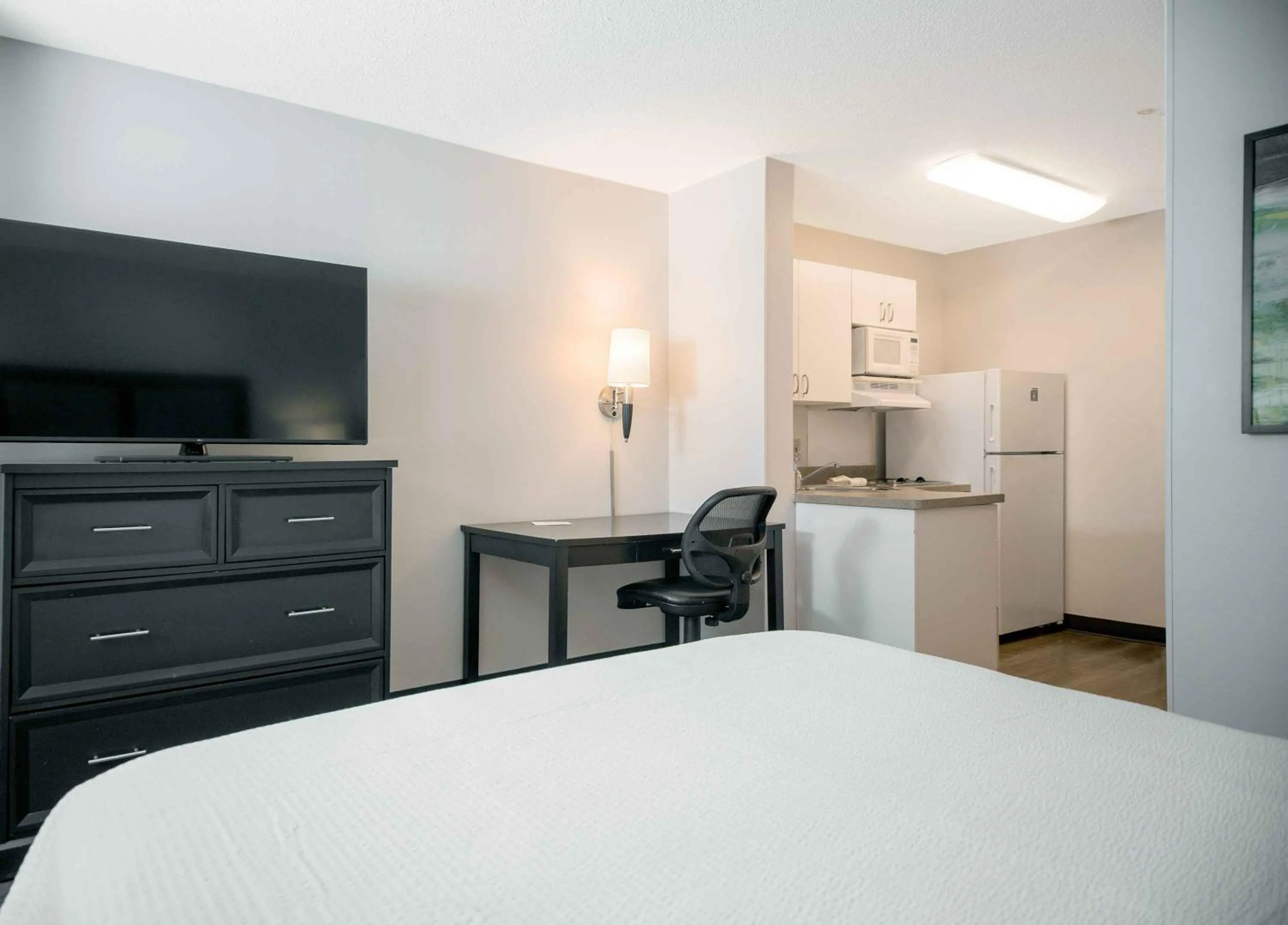 TV and multimedia, Bed in Extended Stay America Suites - Portland - Scarborough