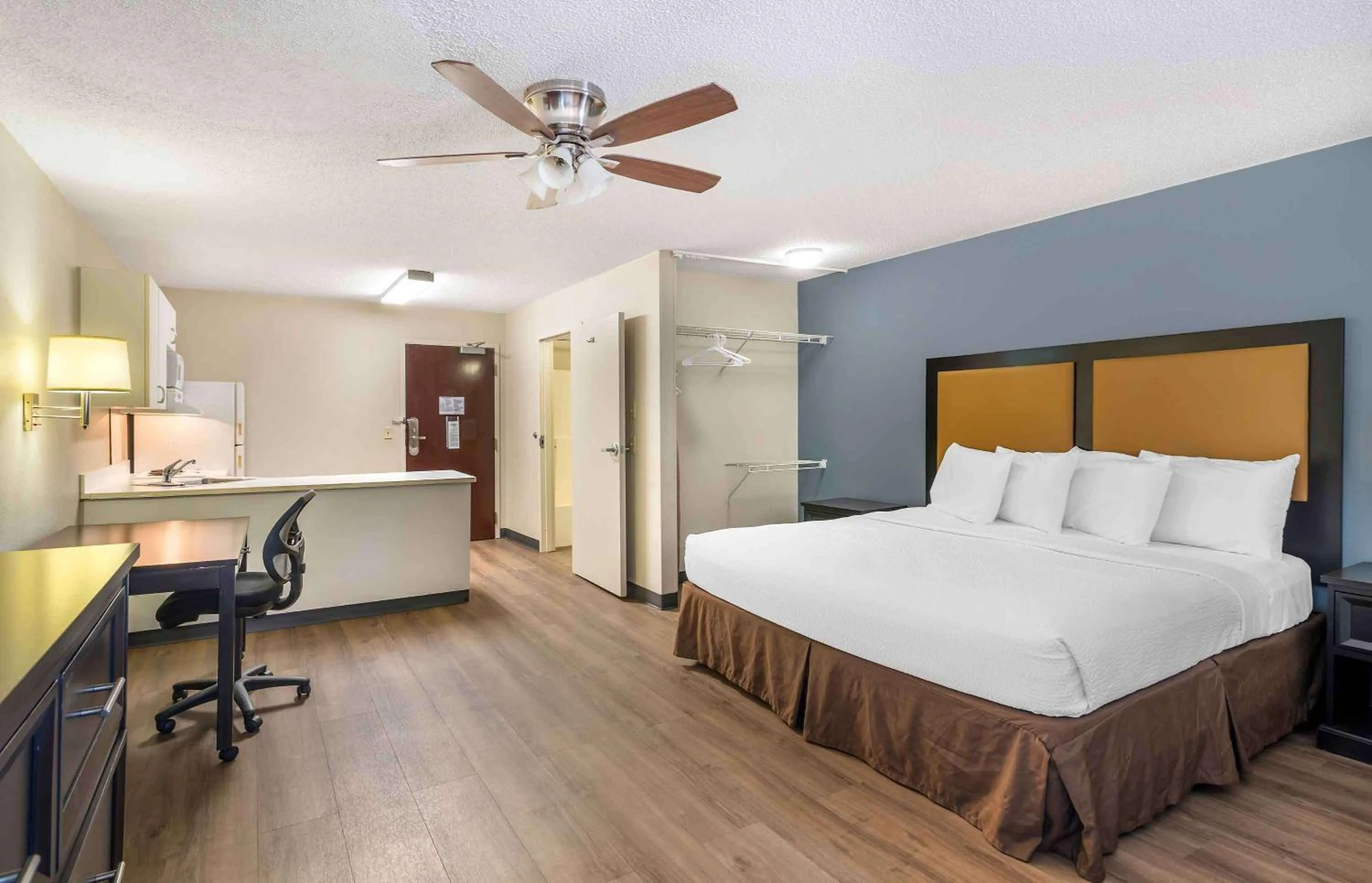 Bedroom, Bed in Extended Stay America Suites - Portland - Scarborough