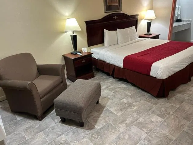 Bed in Howards Inn Motel