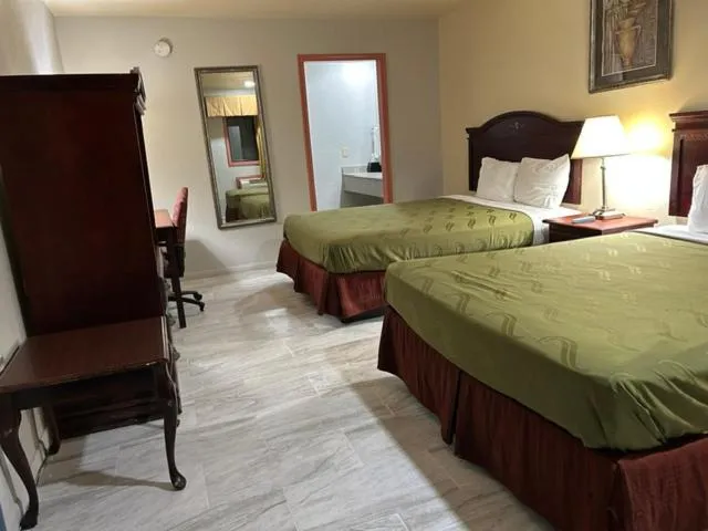 Bed in Howards Inn Motel