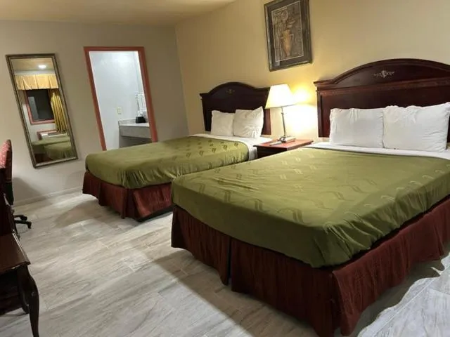 Bed in Howards Inn Motel