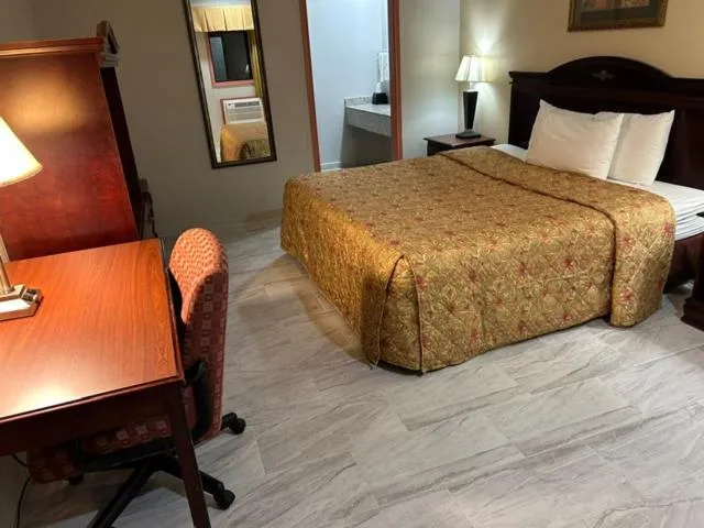 Bed in Howards Inn Motel