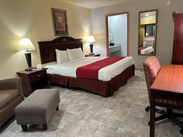 Bed in Howards Inn Motel