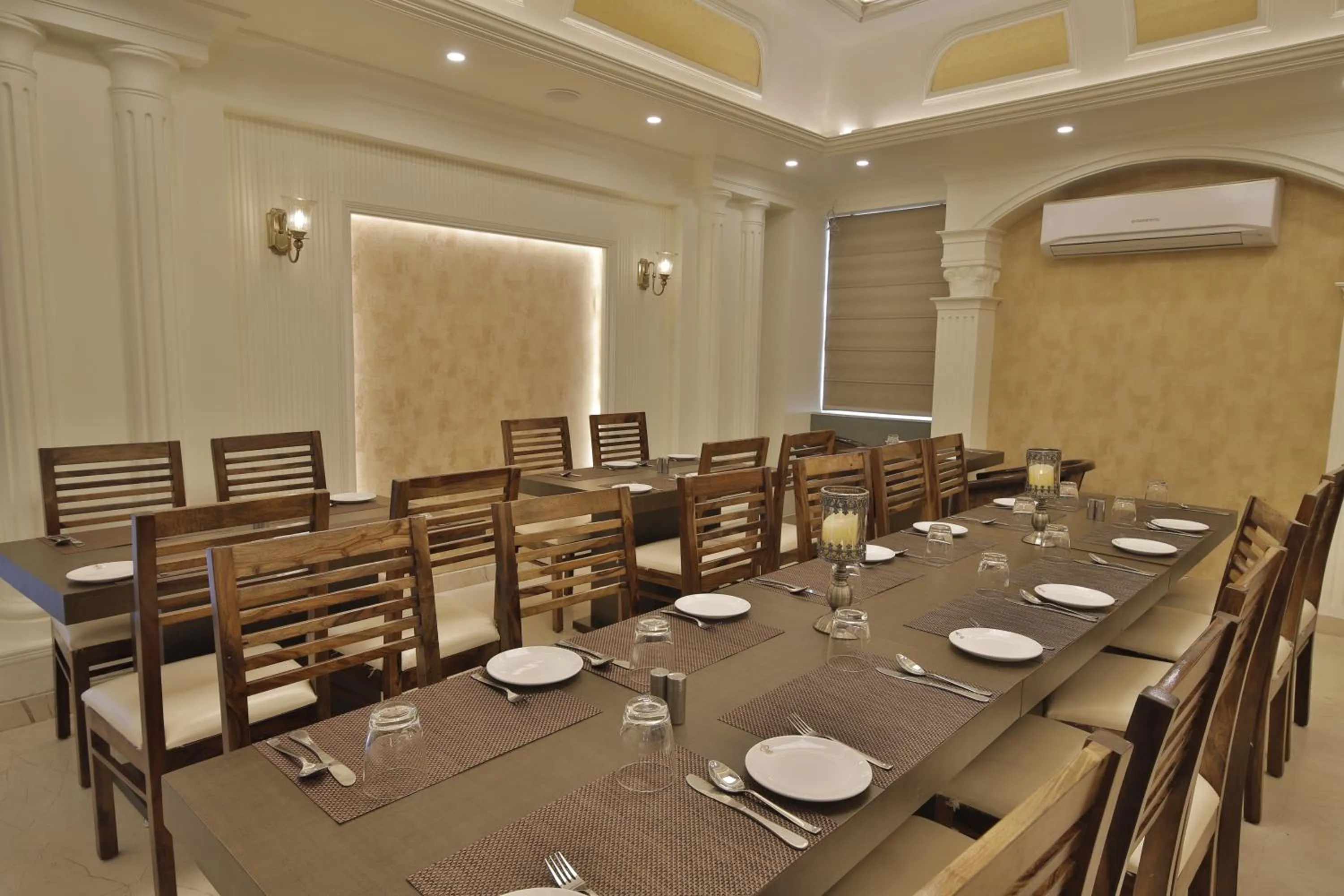 Restaurant/places to eat in Hotel Grand Safari