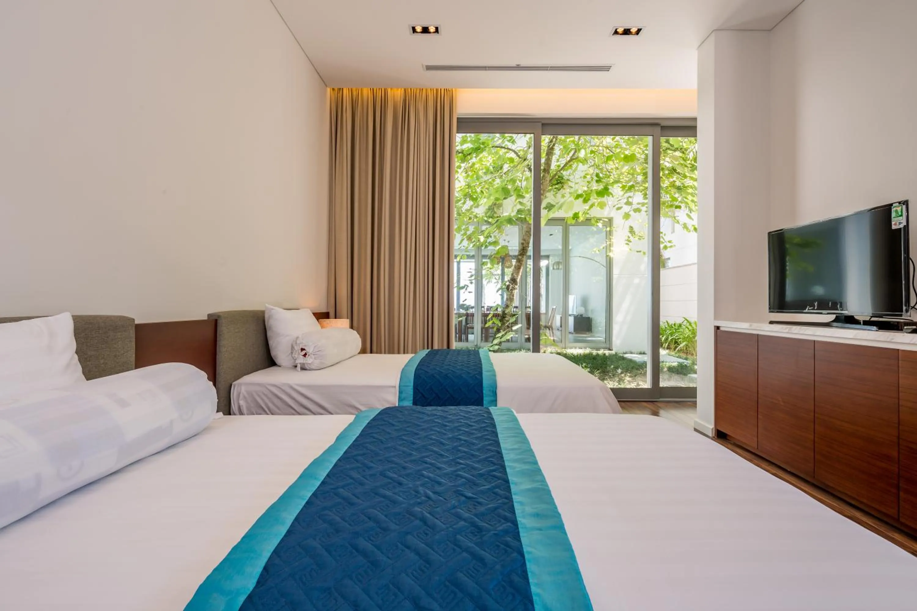 Bed in Luxury Villa 5* - Ocean Front - IDCWH