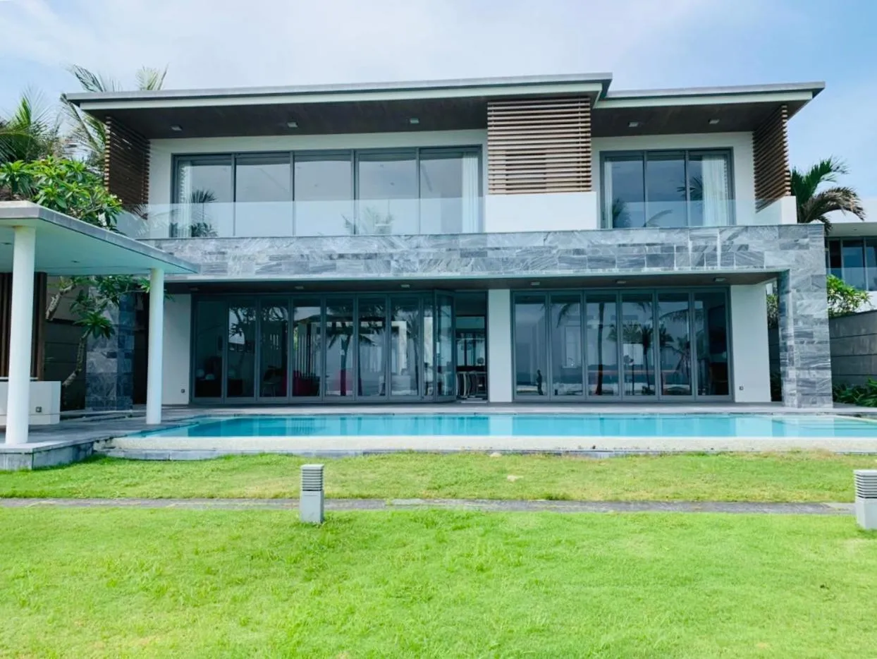 Swimming pool in Luxury Villa 5* - Ocean Front - IDCWH