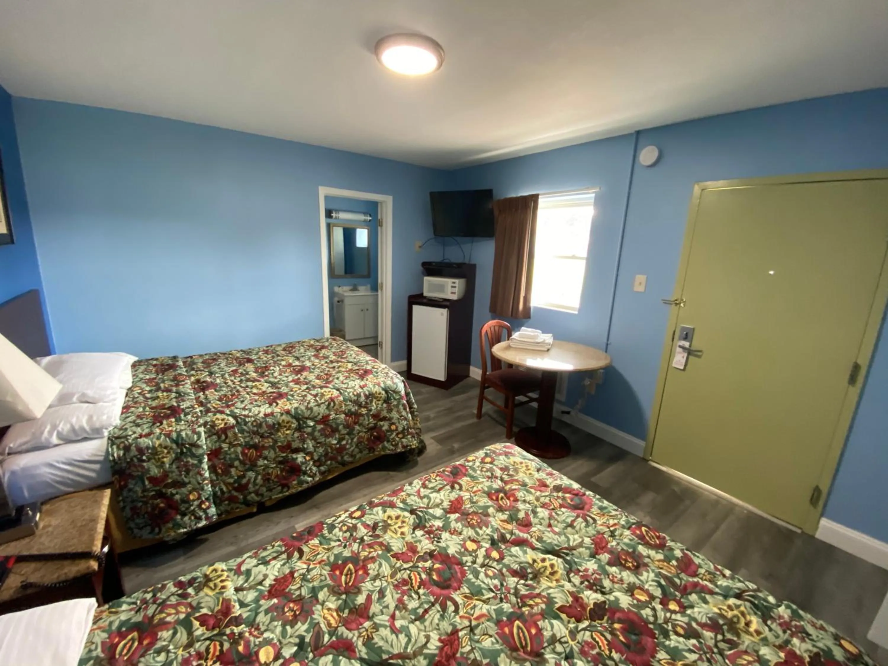 Bed in Red Carpet Inn & Suites Wrightstown