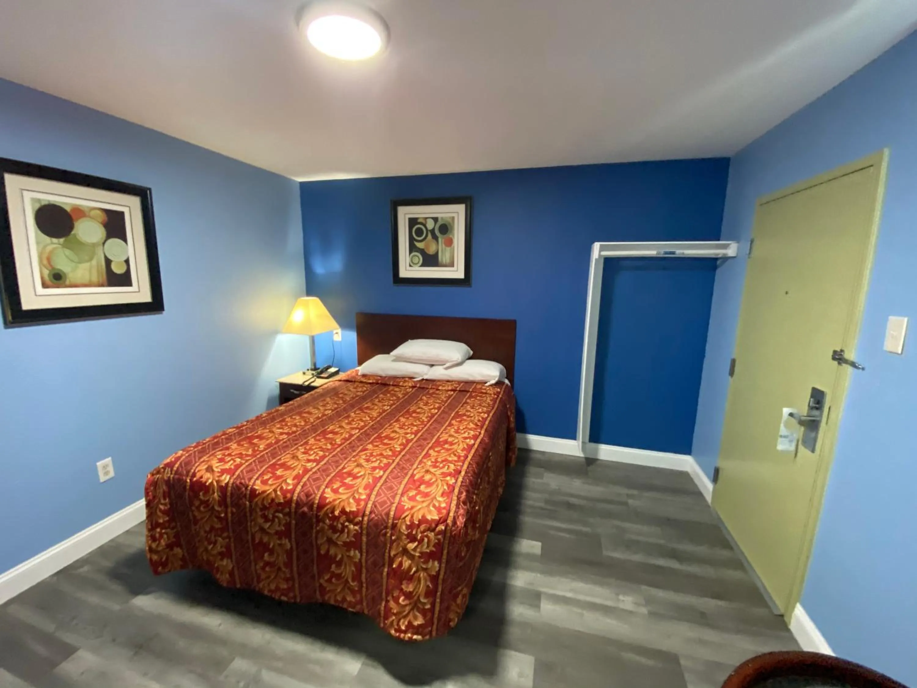 Bed in Red Carpet Inn & Suites Wrightstown