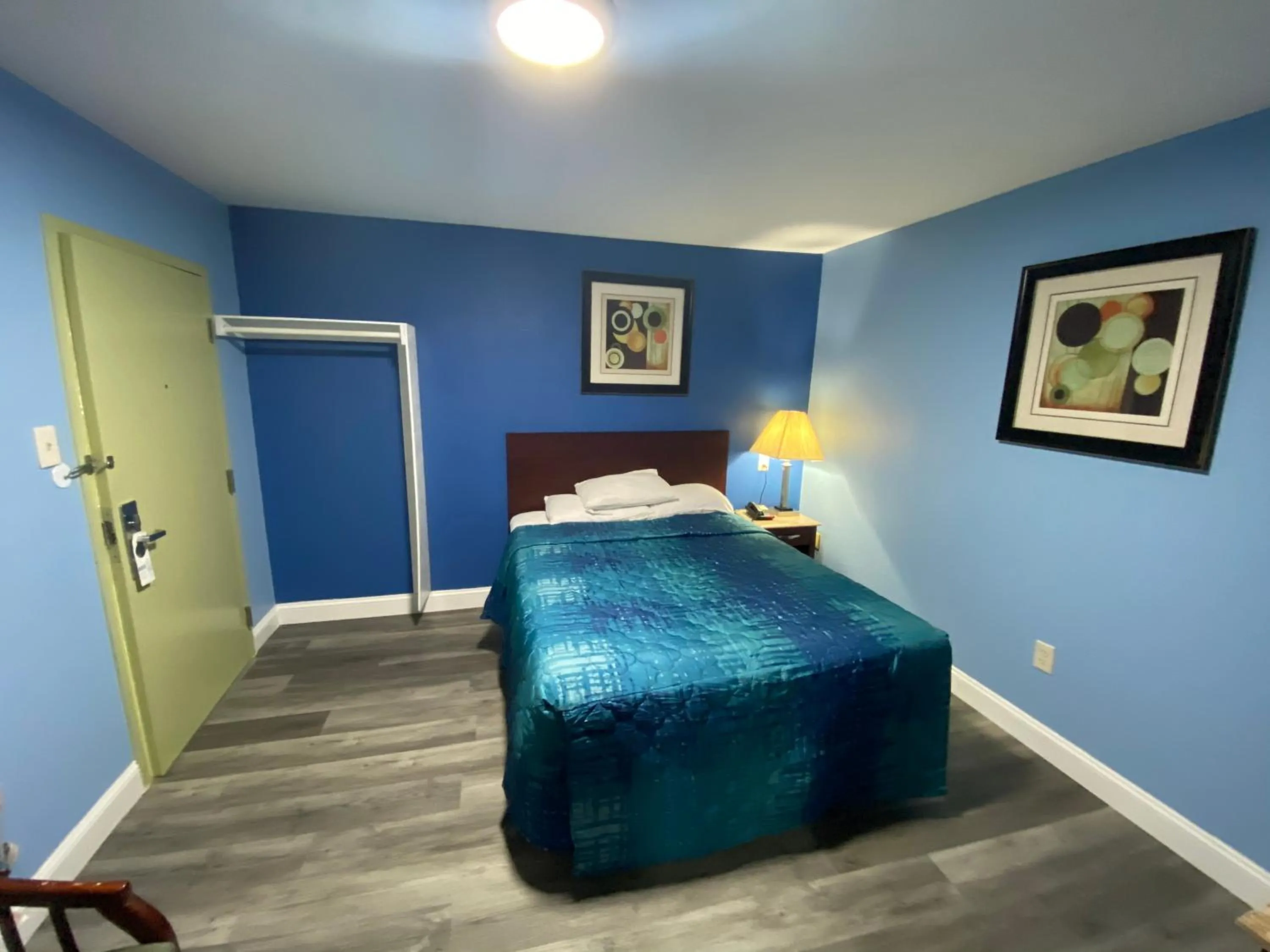 Bed in Red Carpet Inn & Suites Wrightstown