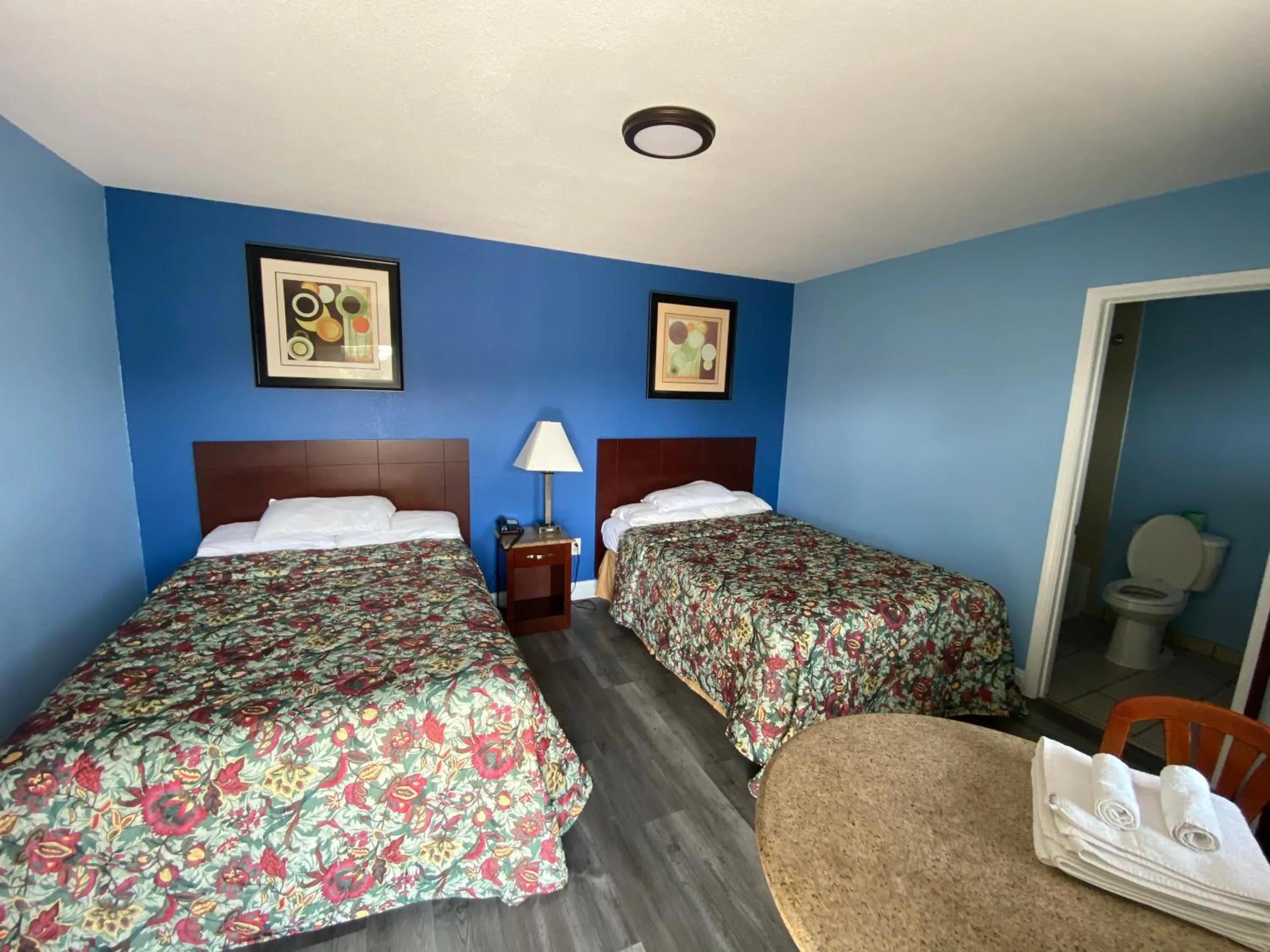 Bed in Red Carpet Inn & Suites Wrightstown