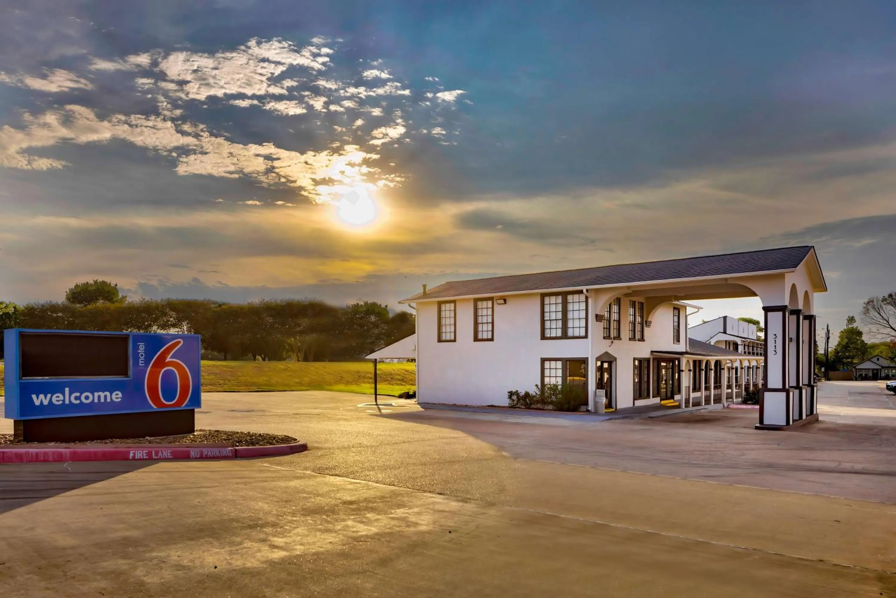 Property building in Motel 6-Bryan, TX - College Station