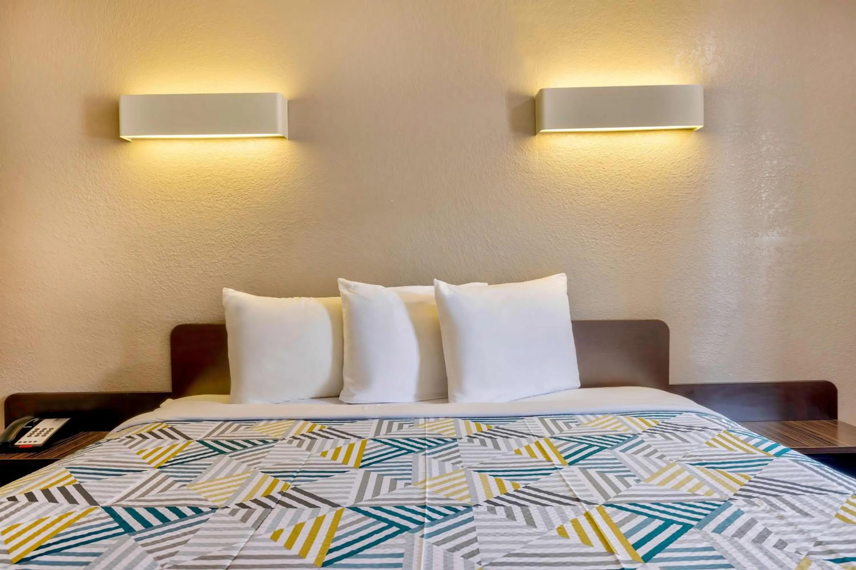 Bedroom, Bed in Motel 6-Bryan, TX - College Station