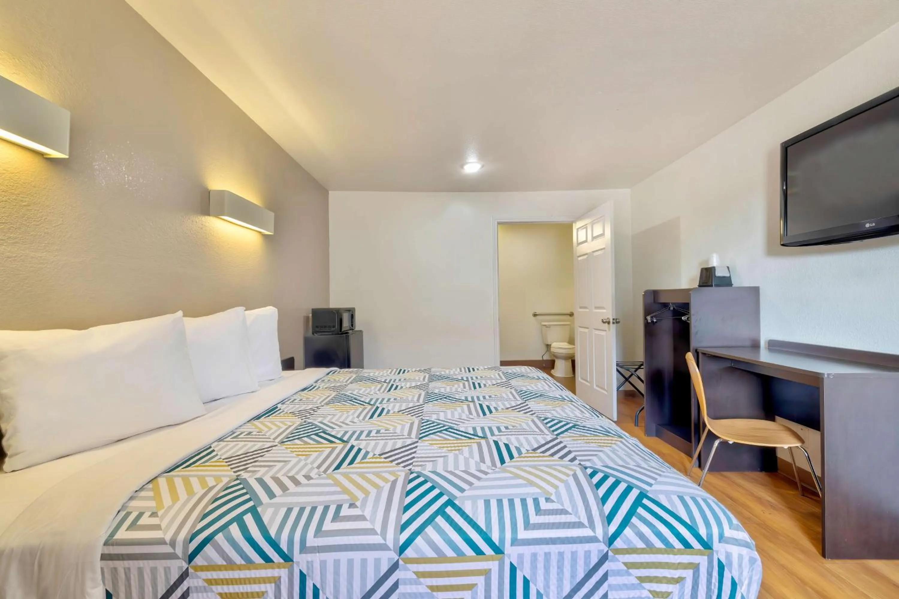 Bedroom, Bed in Motel 6-Bryan, TX - College Station