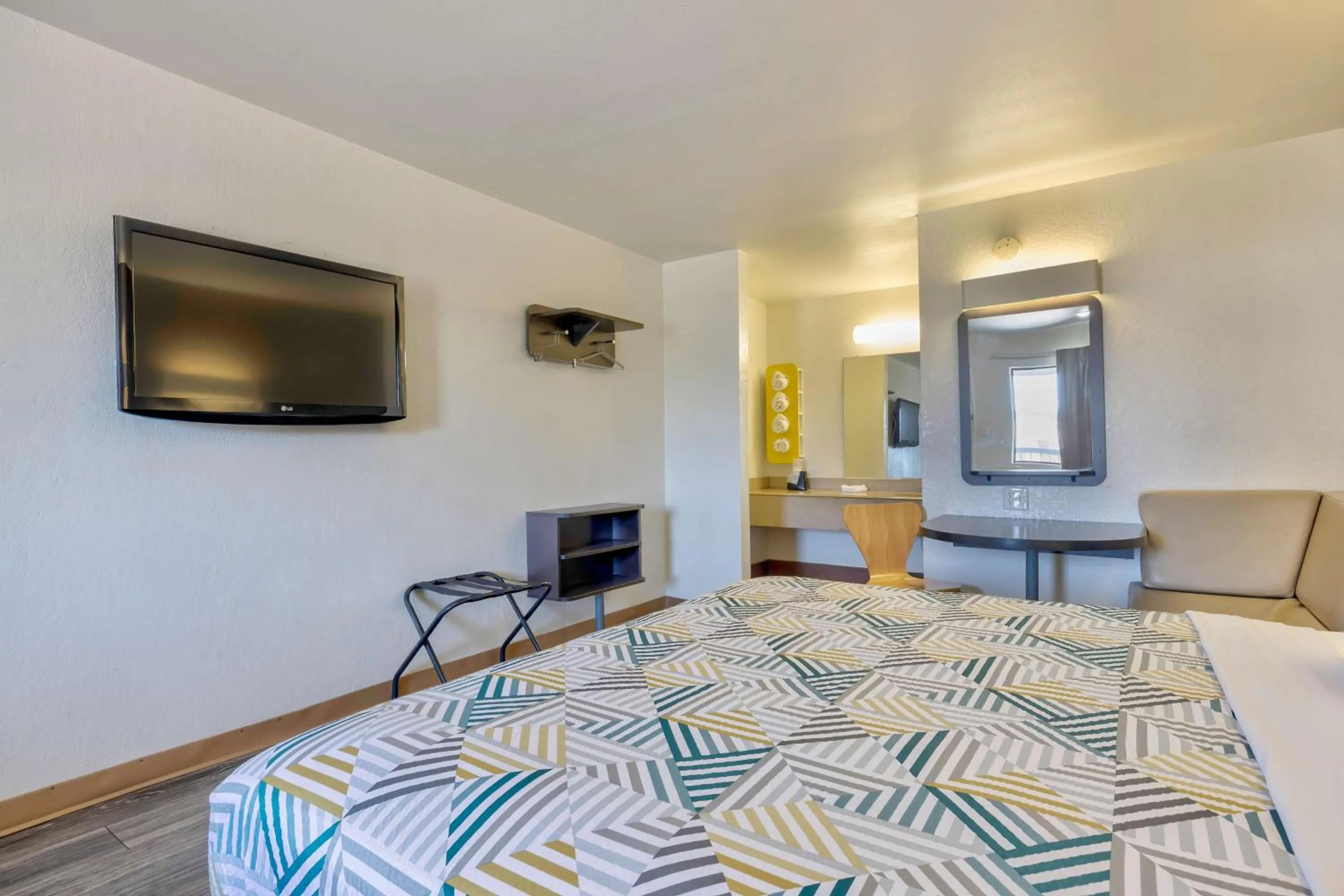 Bedroom, Bed in Motel 6-Bryan, TX - College Station