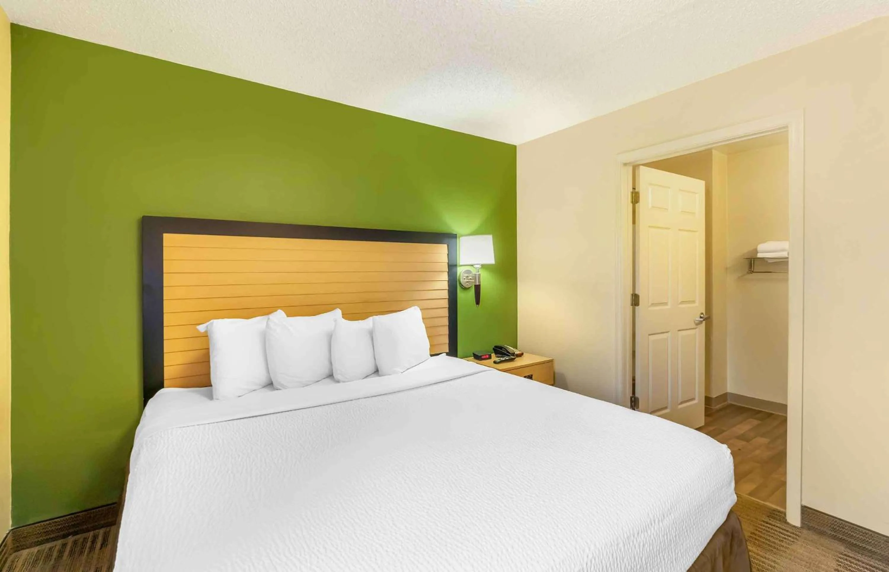 Bedroom, Bed in Extended Stay America Select Suites - Chesapeake - Churchland Blvd