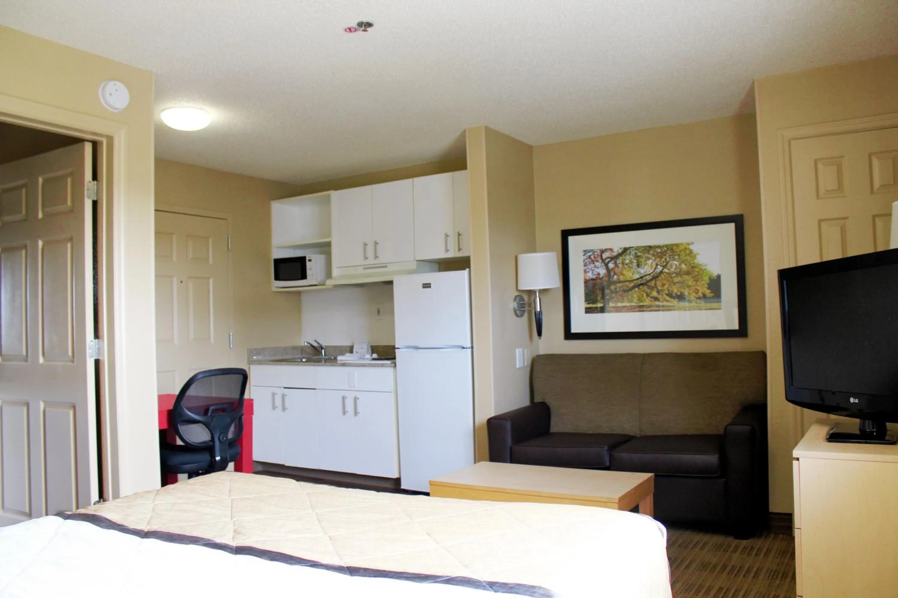 Photo of the whole room, Bed in Extended Stay America Select Suites - Chesapeake - Churchland Blvd