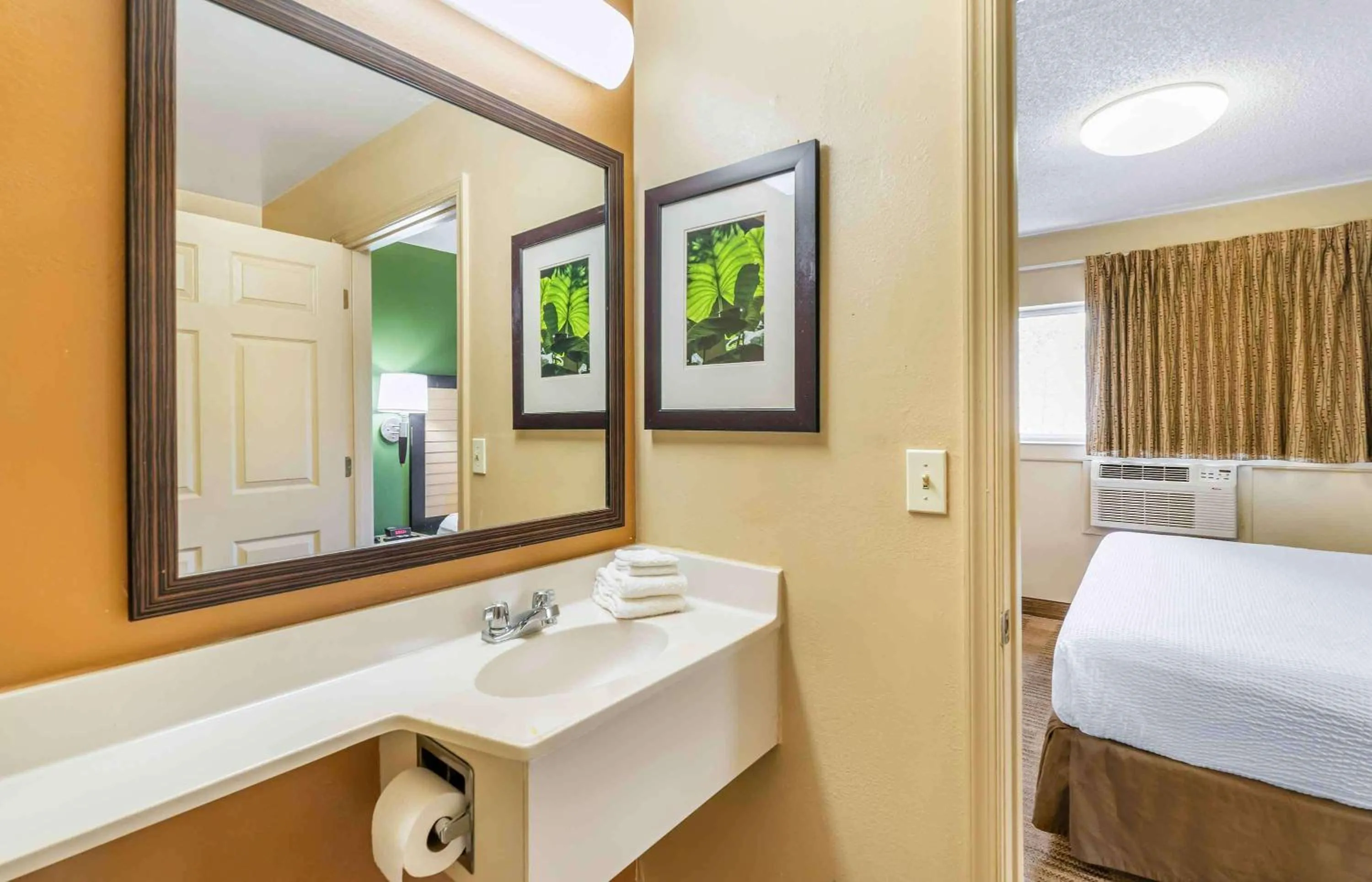 Bathroom, Bed in Extended Stay America Select Suites - Chesapeake - Churchland Blvd