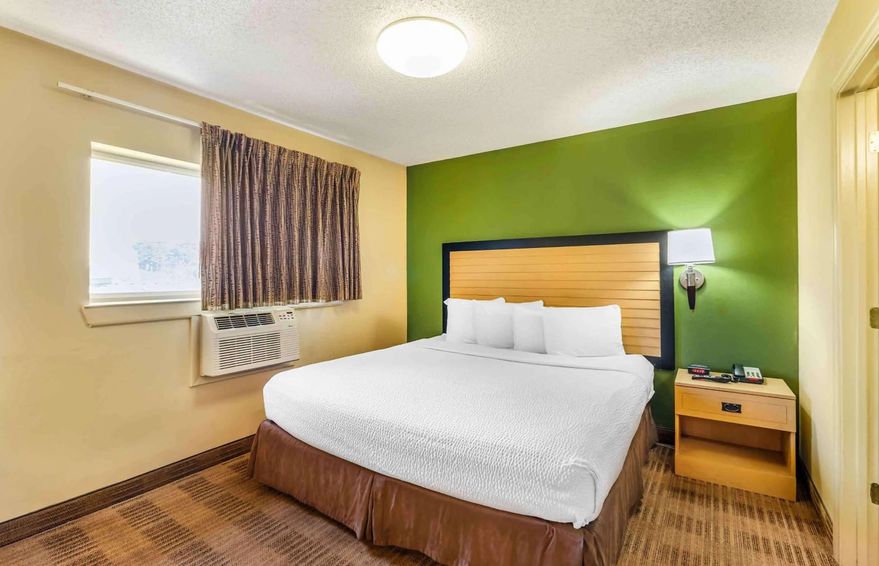 Bedroom, Bed in Extended Stay America Select Suites - Chesapeake - Churchland Blvd