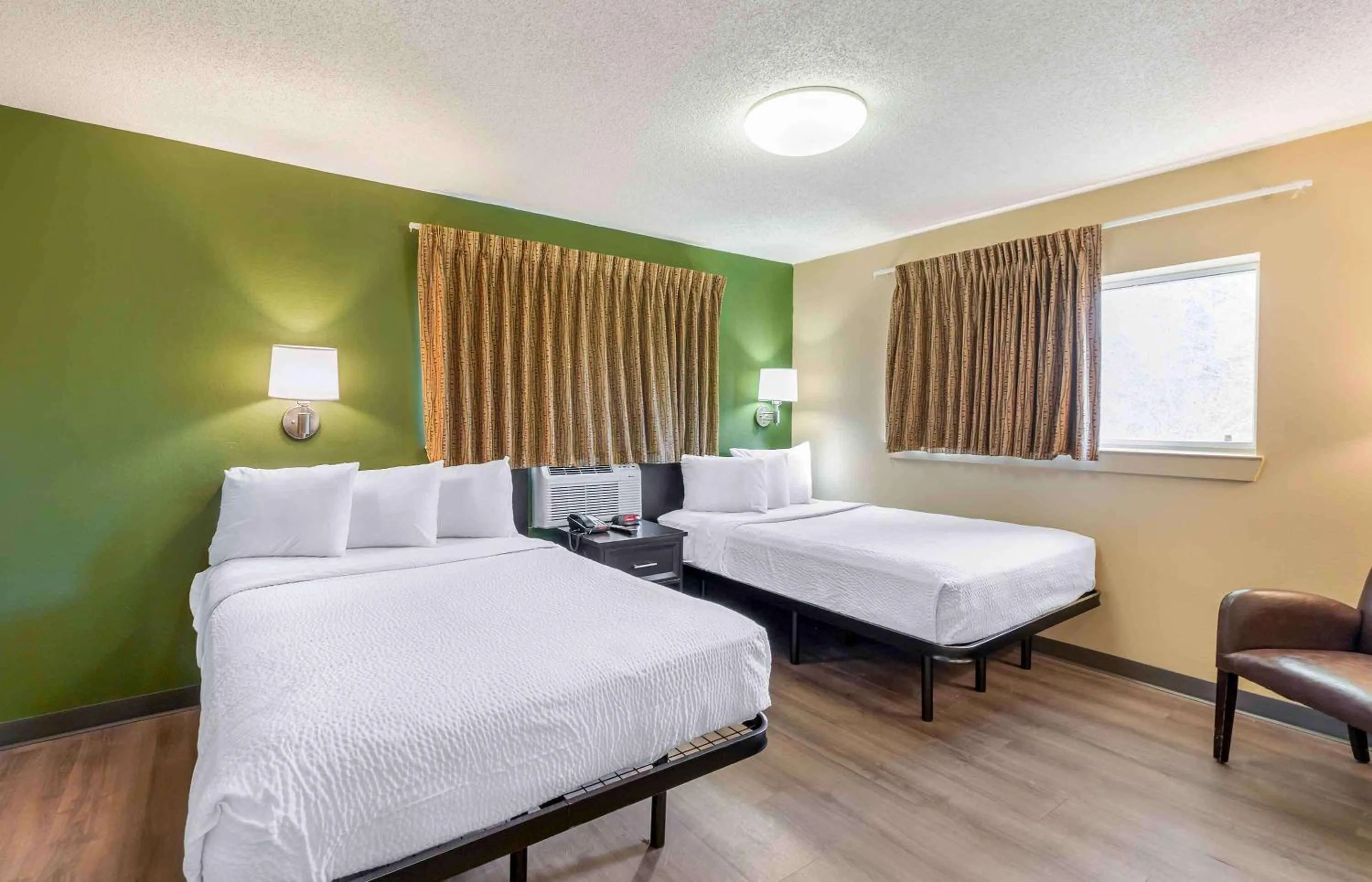 Bedroom, Bed in Extended Stay America Select Suites - Chesapeake - Churchland Blvd