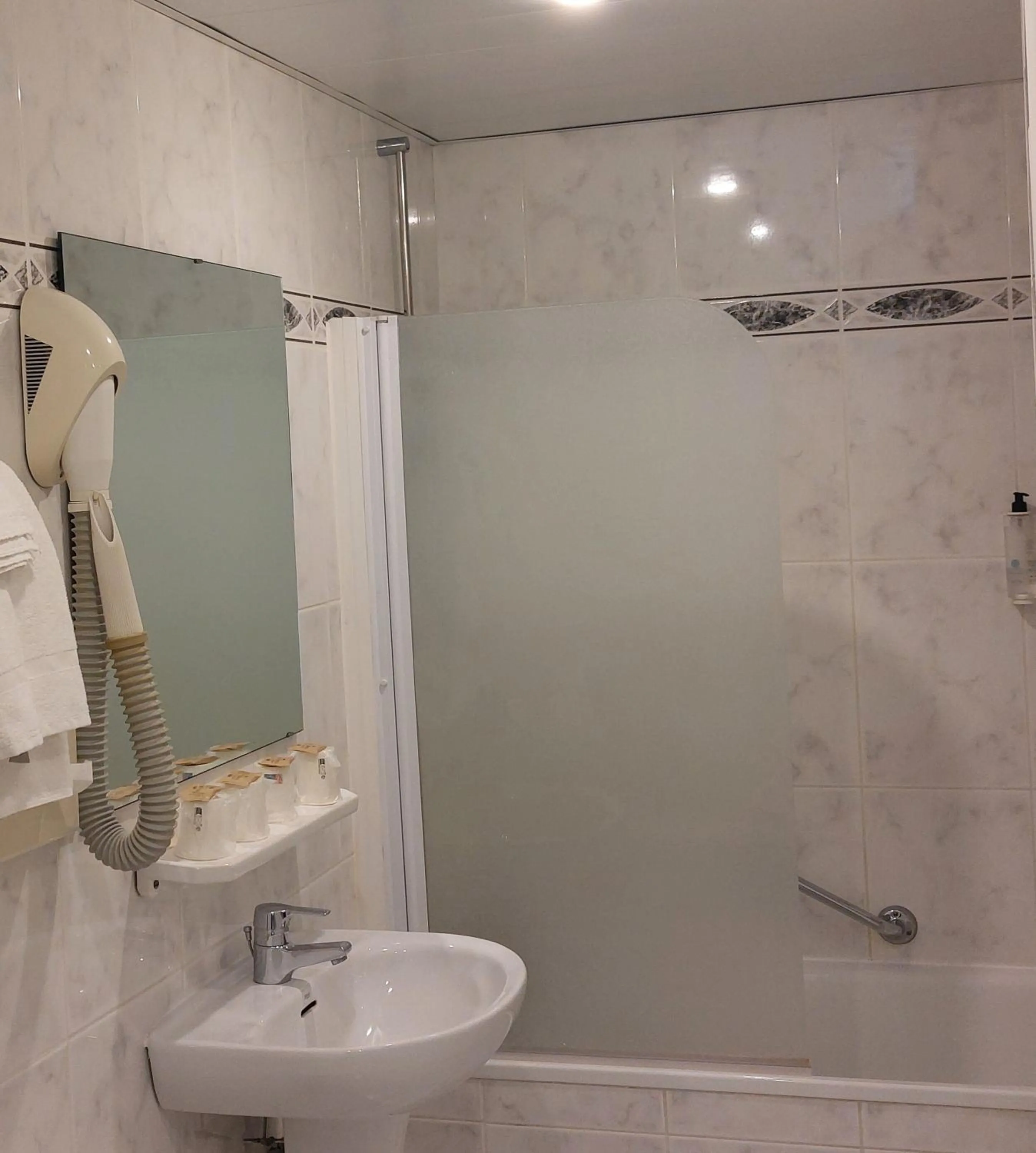 Bathroom in Hôtel Christina Lourdes