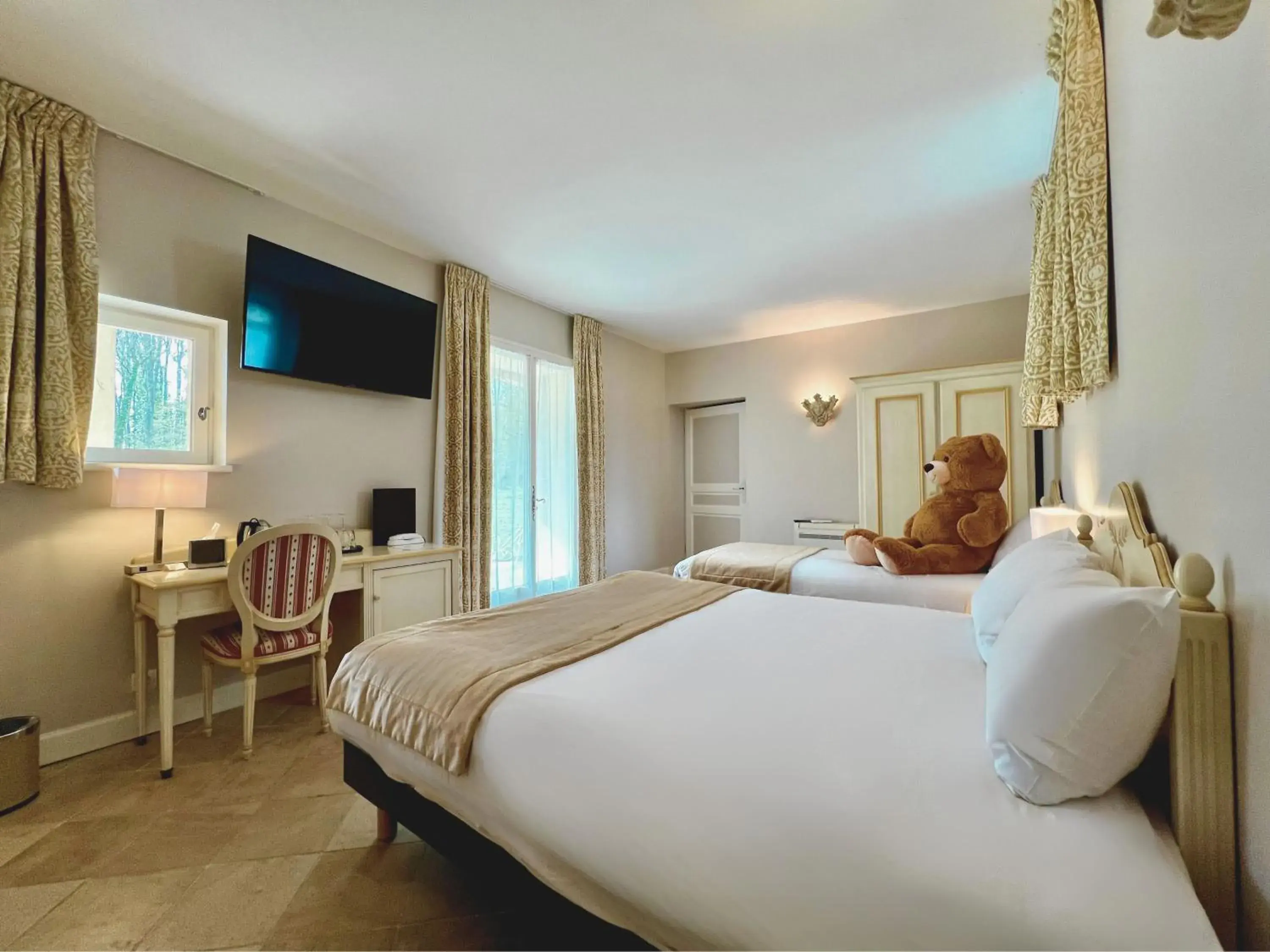 Pool Pavilion Triple in Château de Challanges Pool Pavilion Triple in Château de Challanges