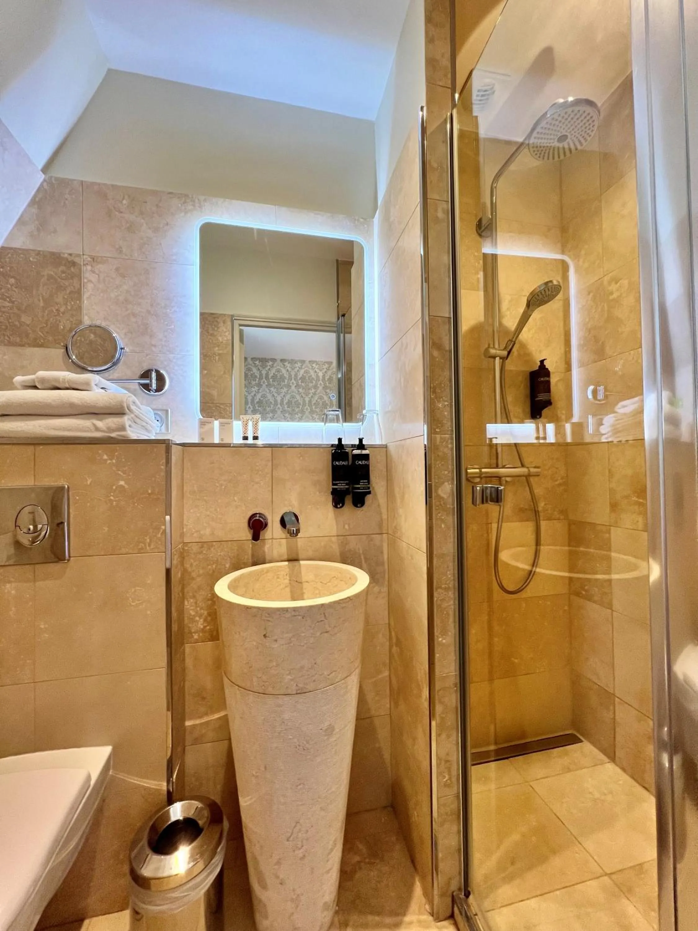 Bathroom in Château de Challanges