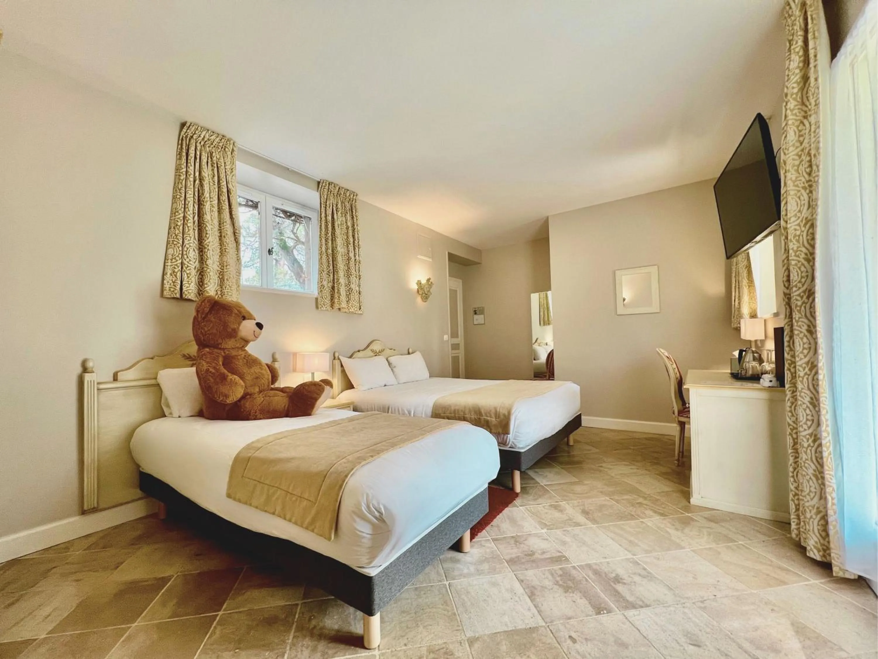 Photo of the whole room, Bed in Château de Challanges