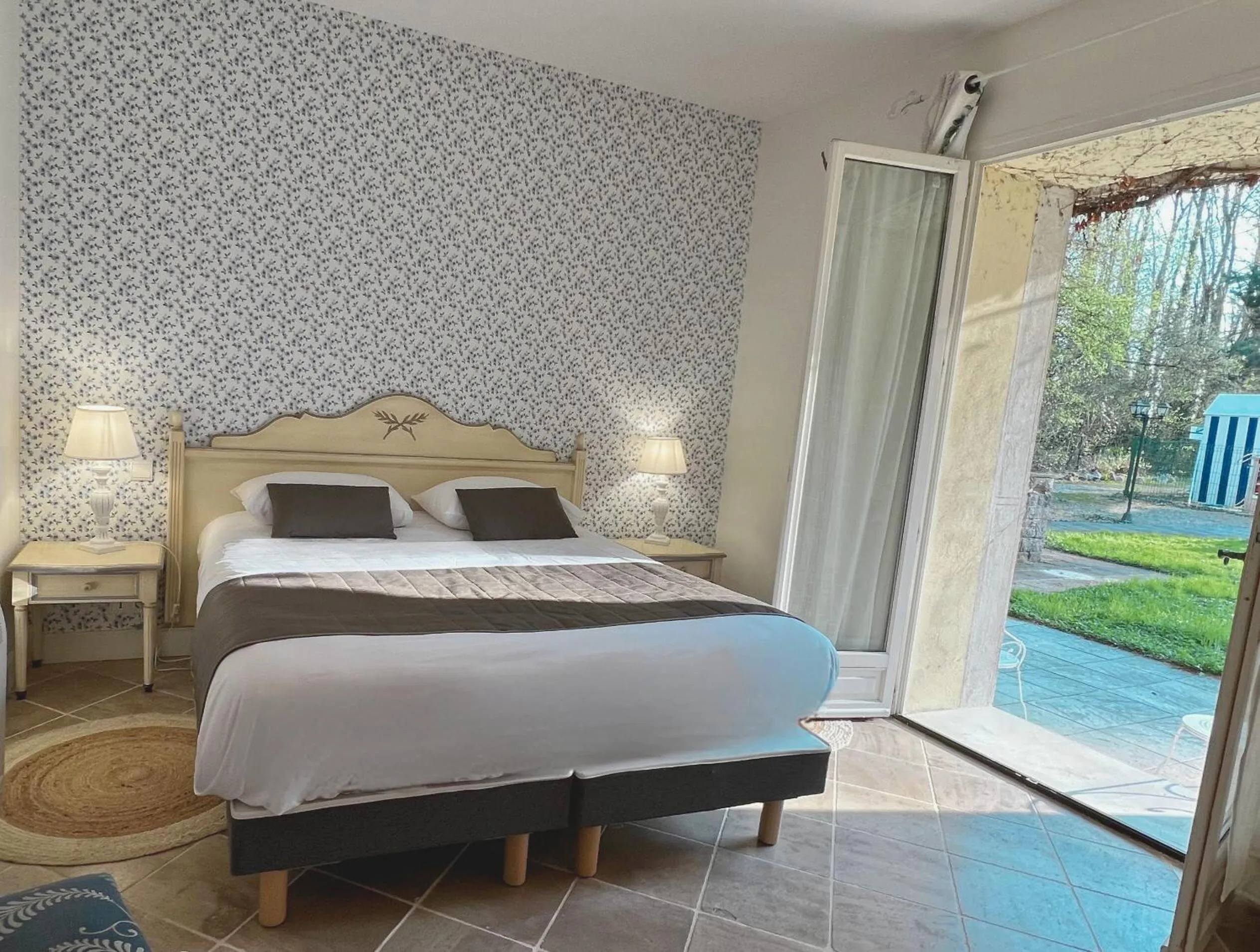 Pool view, Bed in Château de Challanges