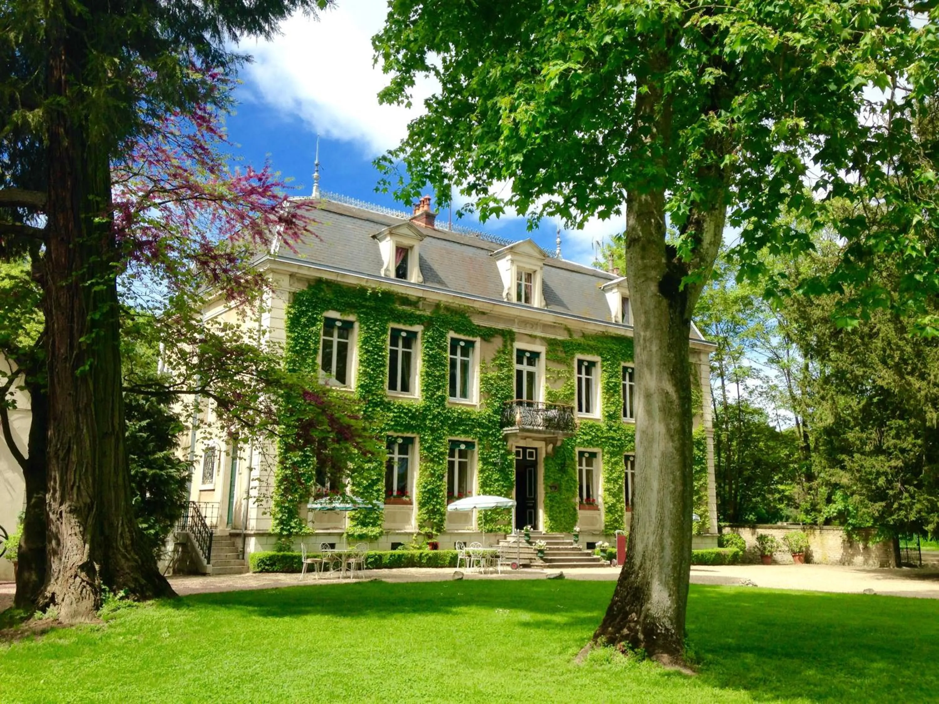 Property building in Château de Challanges