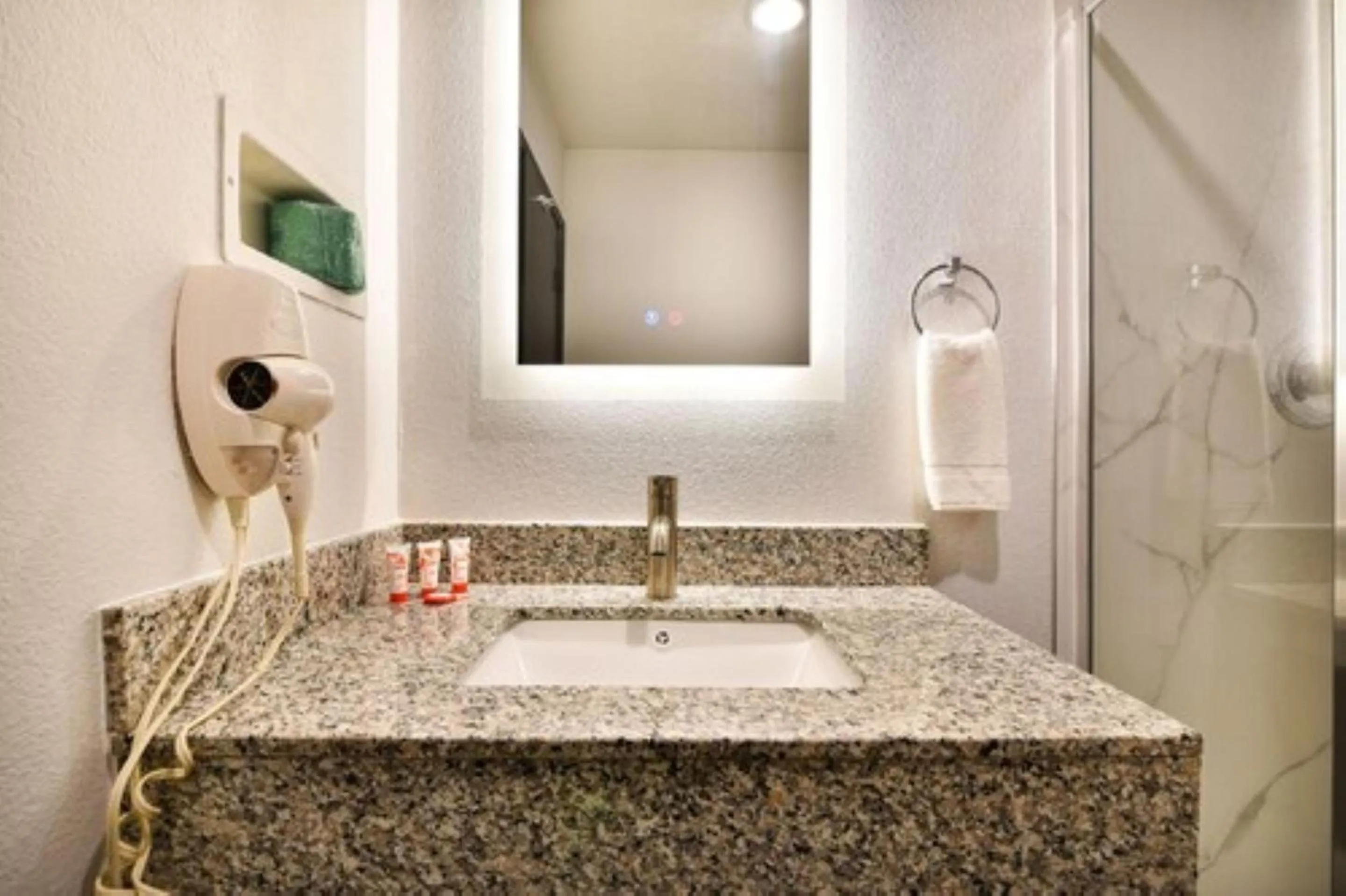 Bathroom in OYO Hotel Shreveport Airport North