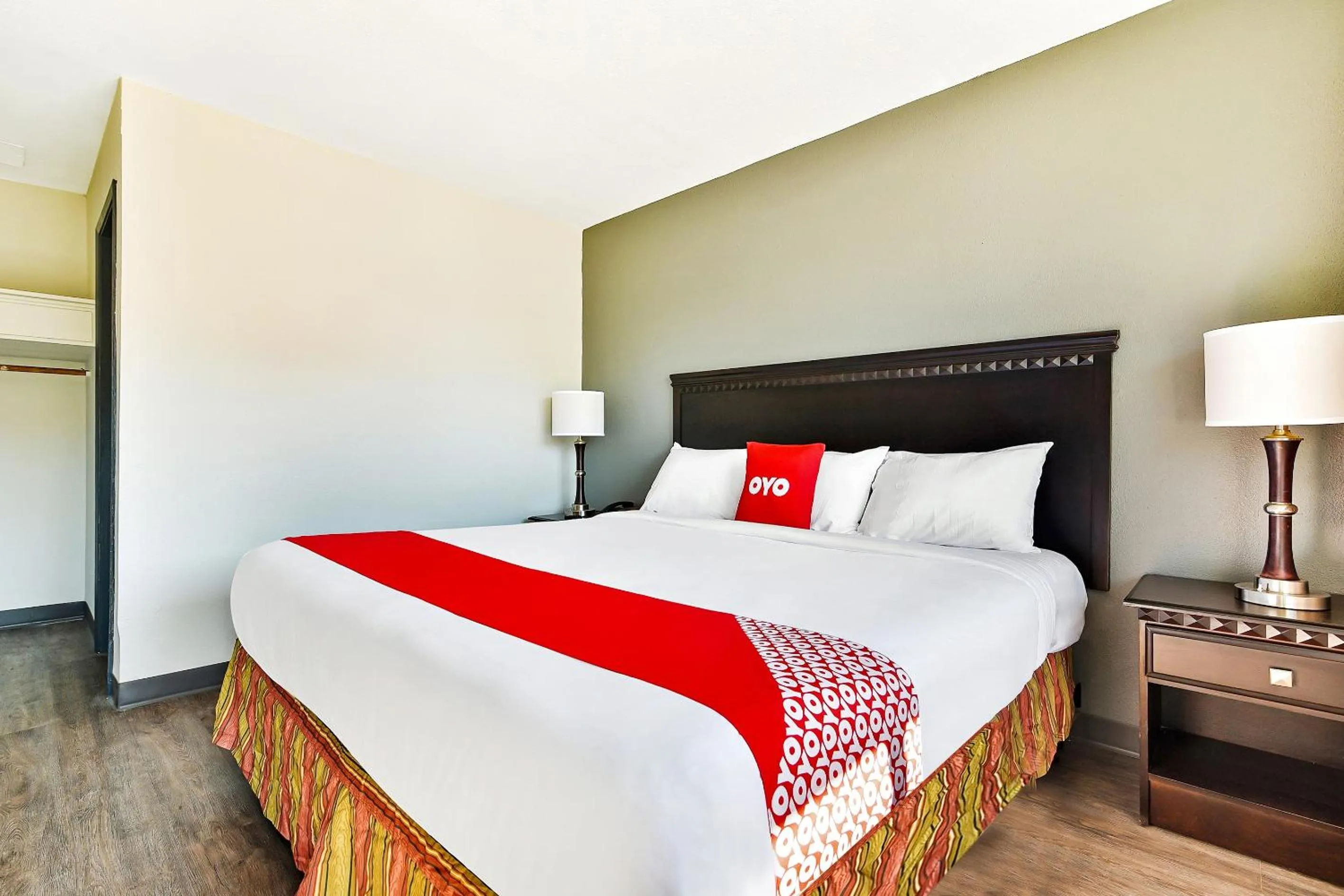 Bedroom, Bed in OYO Hotel Shreveport Airport North