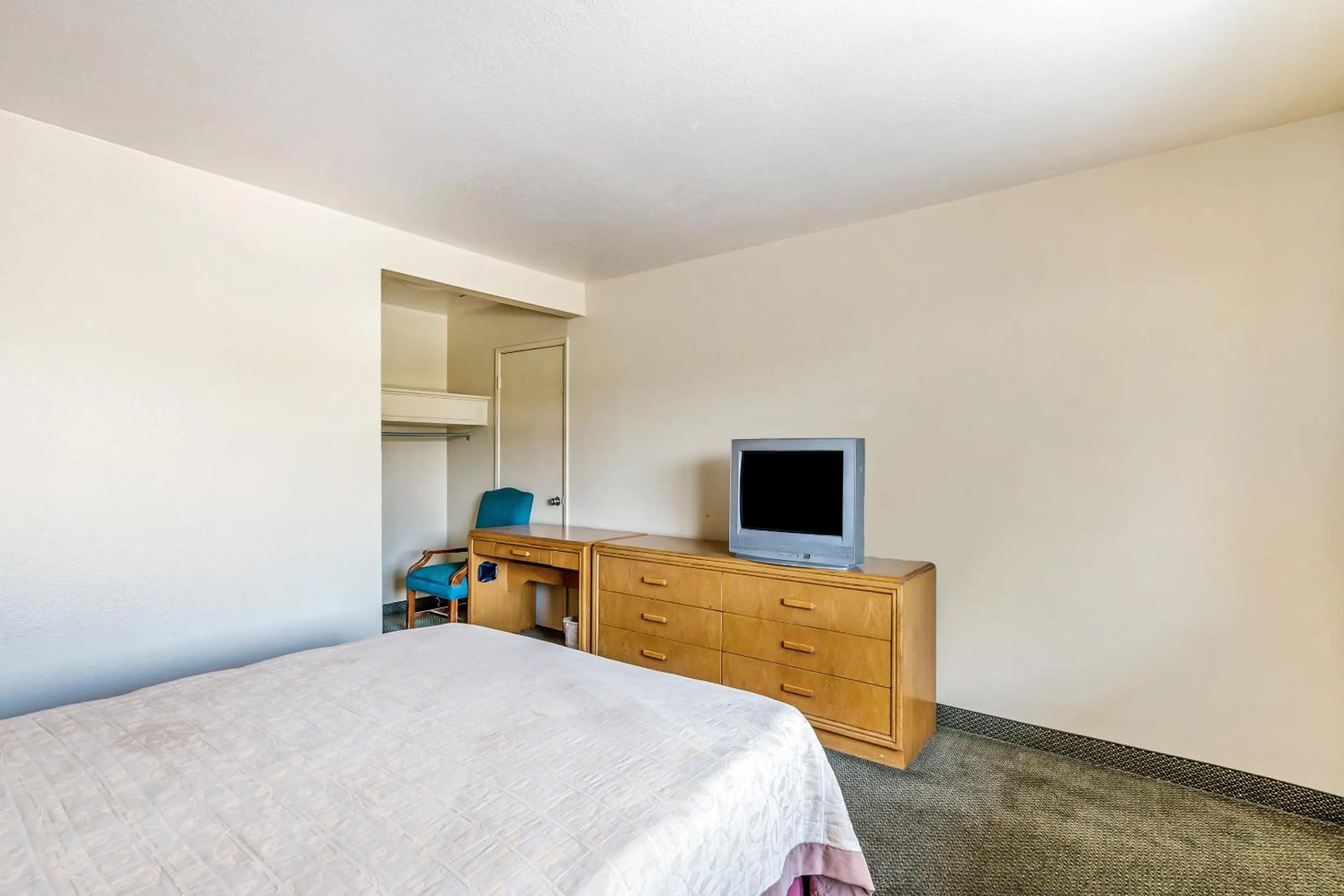 Bedroom, Bed in OYO Hotel Shreveport Airport North