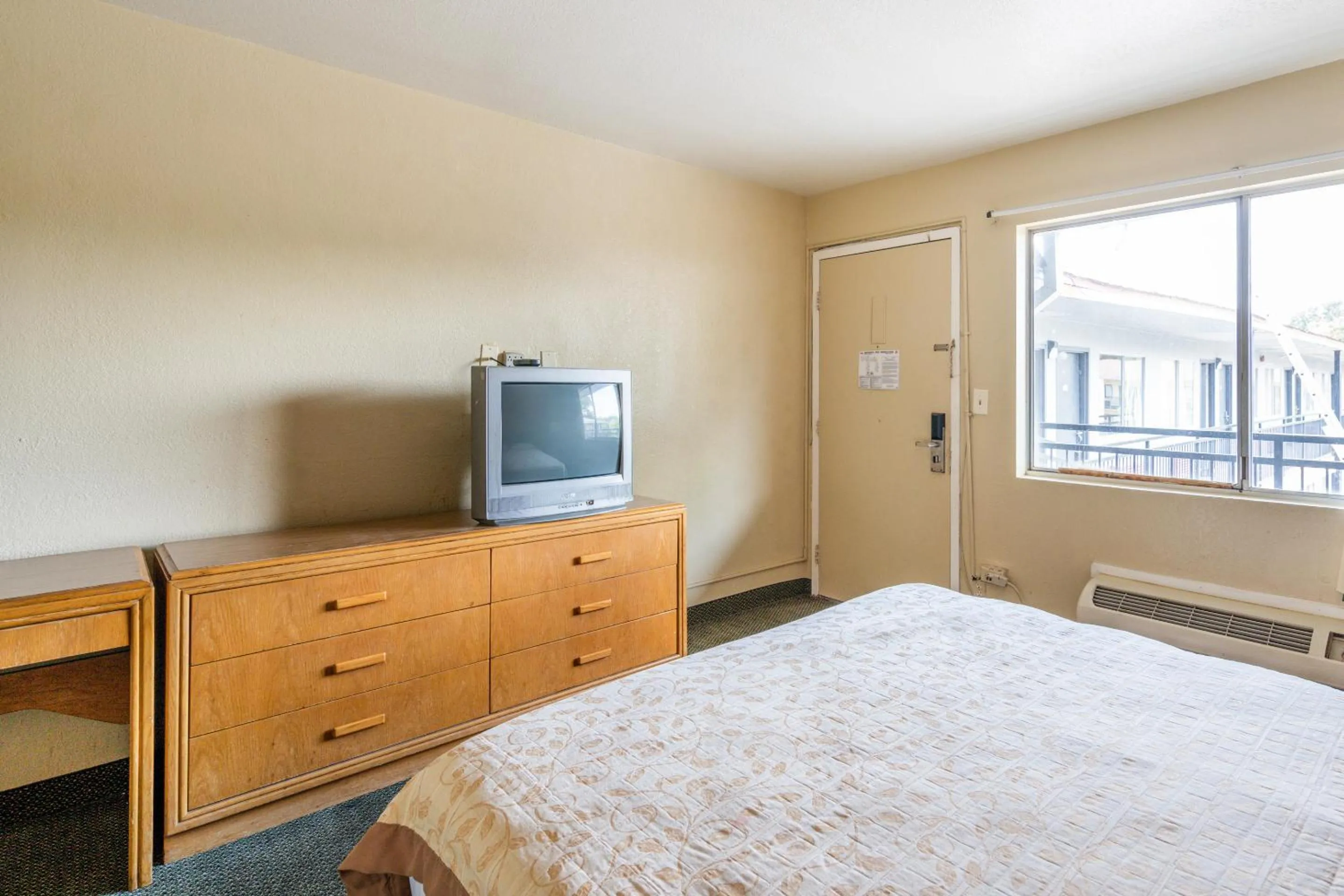 Bedroom, Bed in OYO Hotel Shreveport Airport North