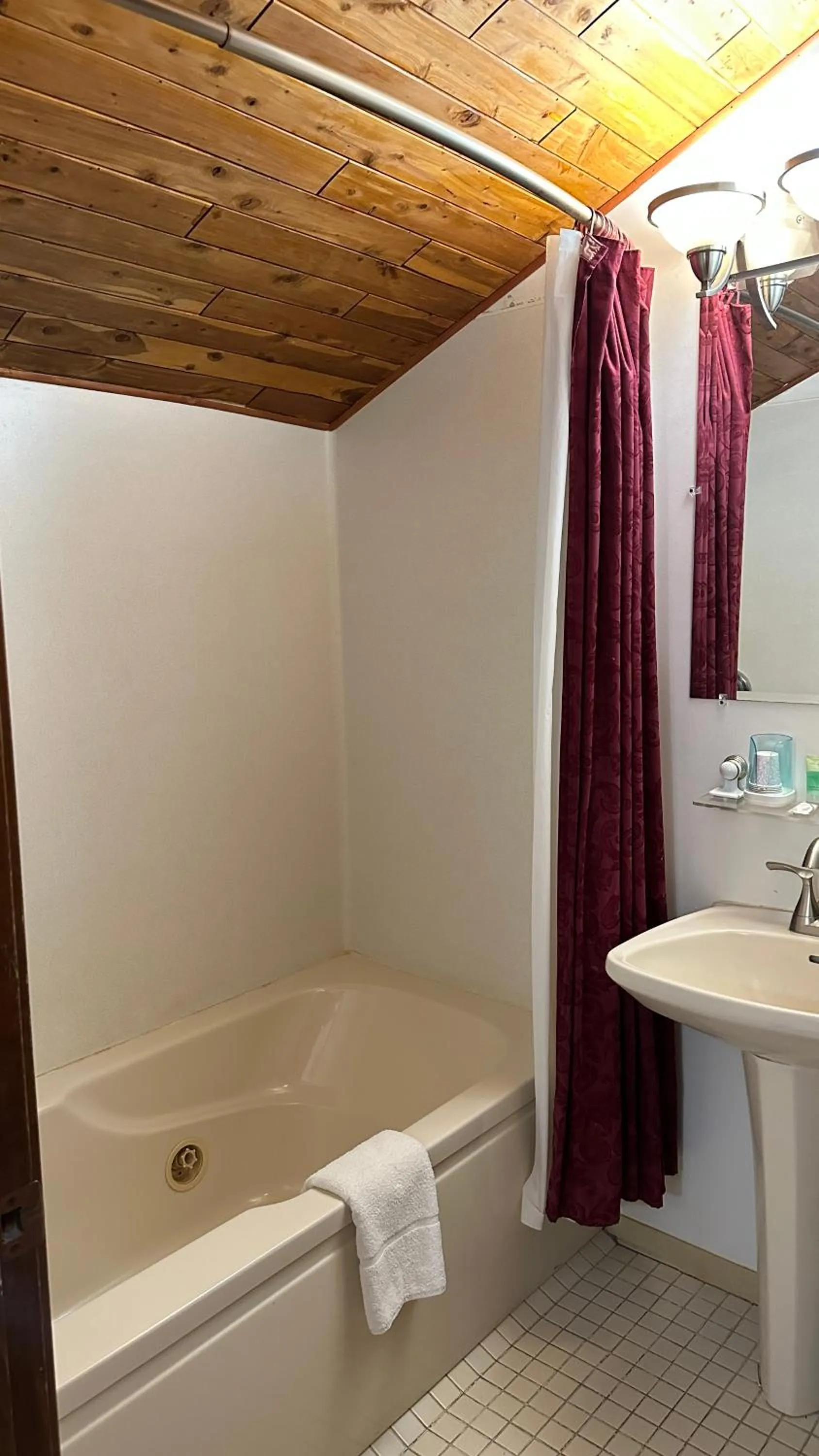 Bathroom in 7 Gables Inn & Suites