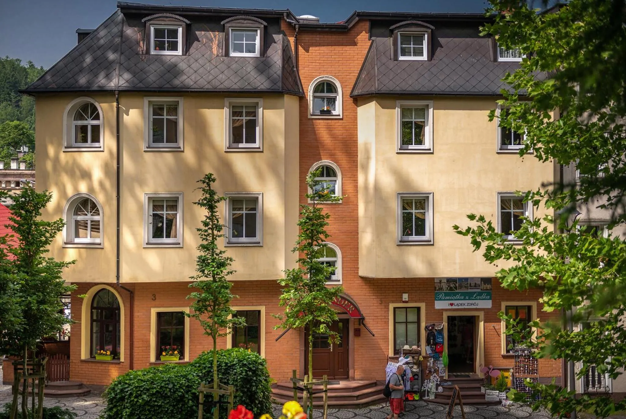 Property building in Willa Alexander