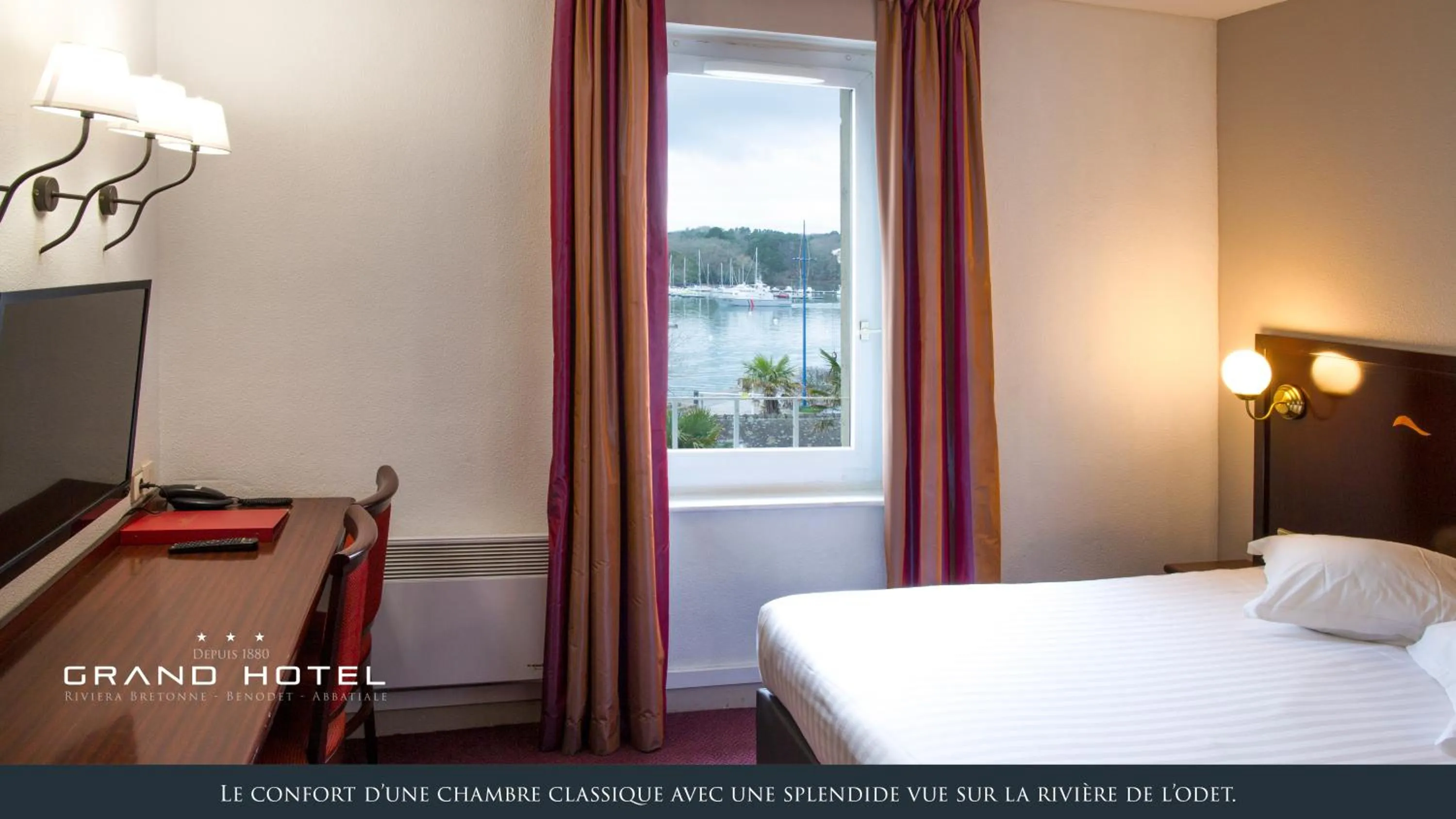 Bed in Grand Hôtel Abbatiale Bénodet, Originals Relais