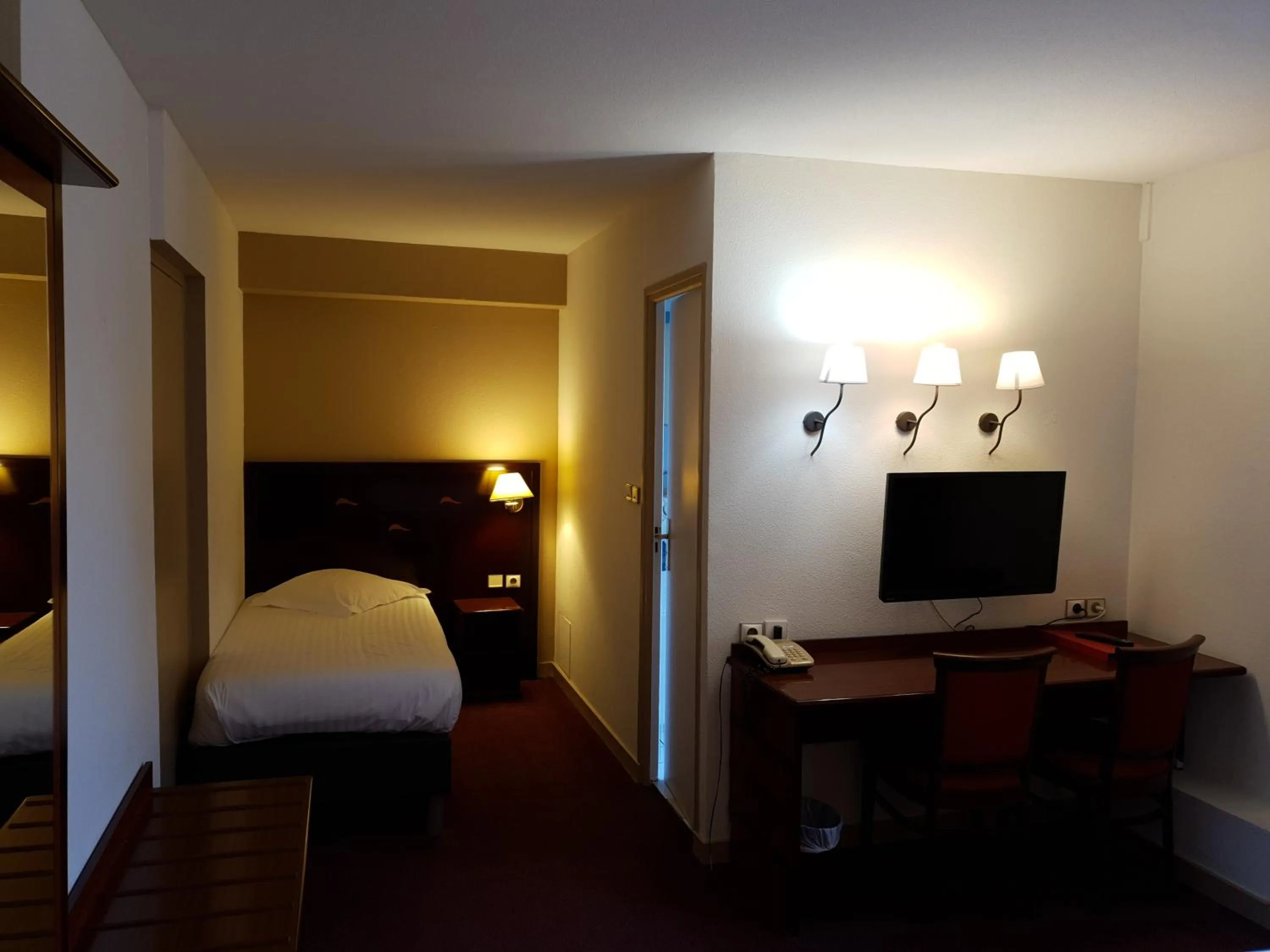 Bed in Grand Hôtel Abbatiale Bénodet, Originals Relais