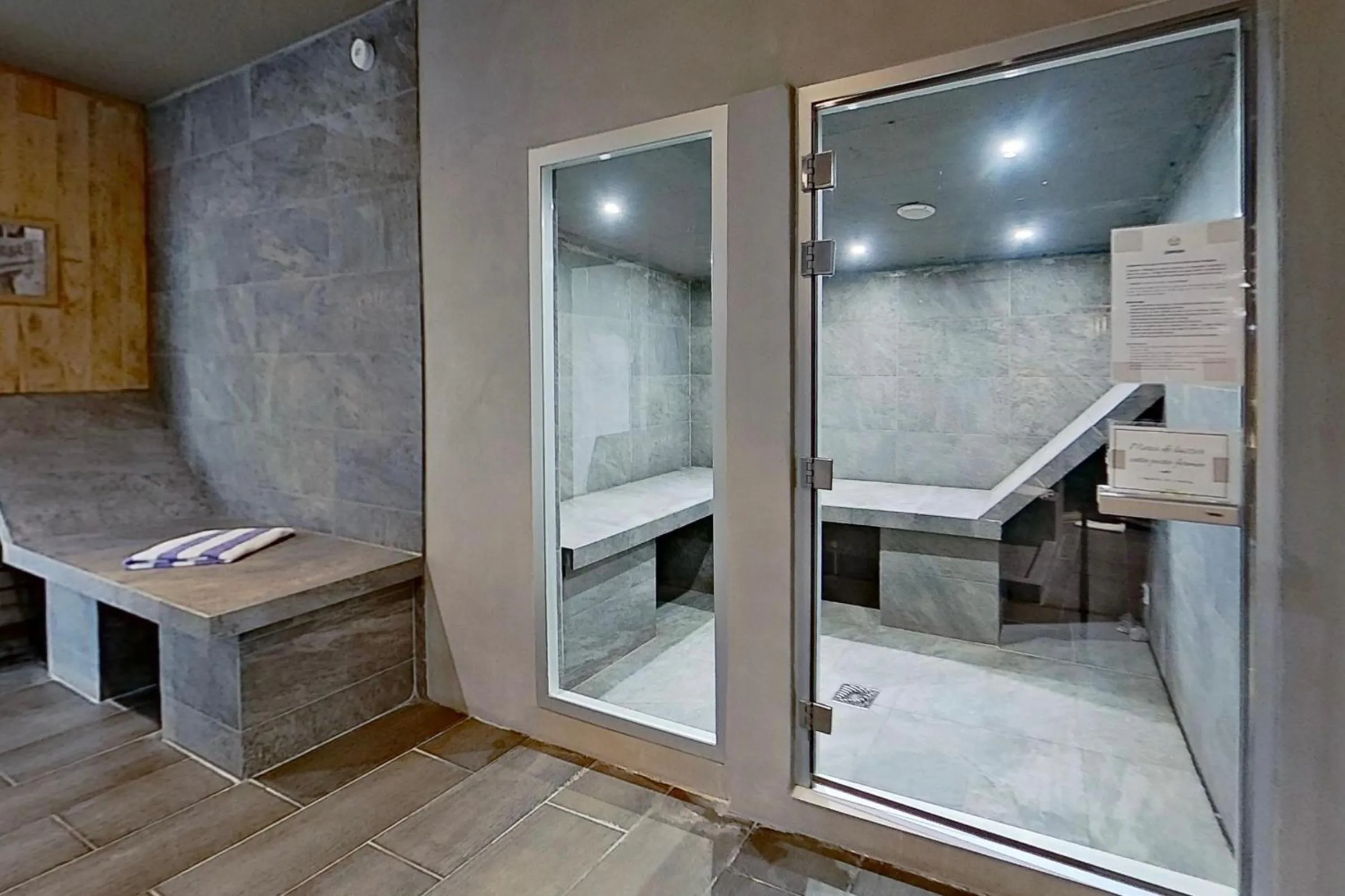 Steam room in Hôtel du Golf Saint-Laurent