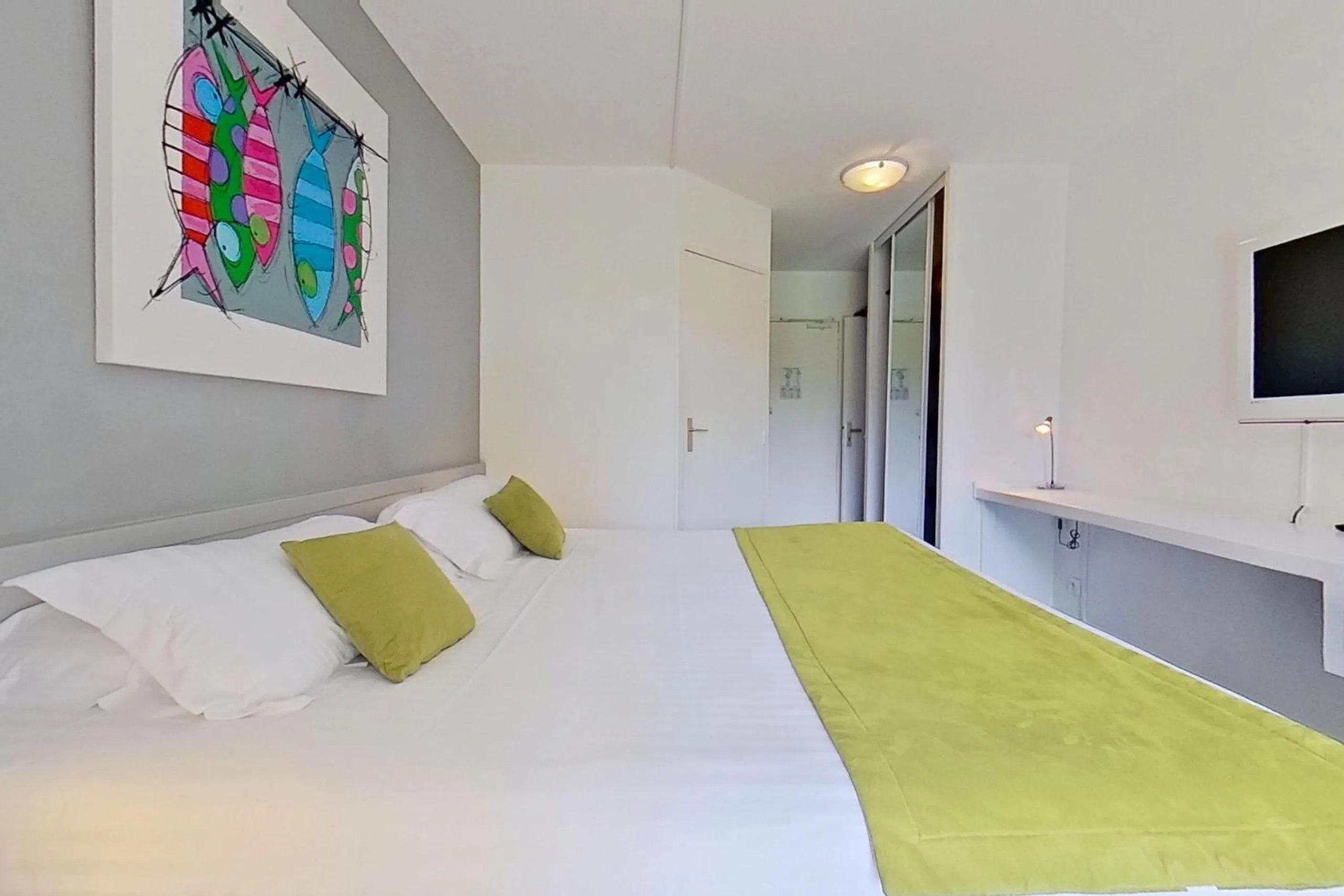 storage, Bed in Hôtel du Golf Saint-Laurent