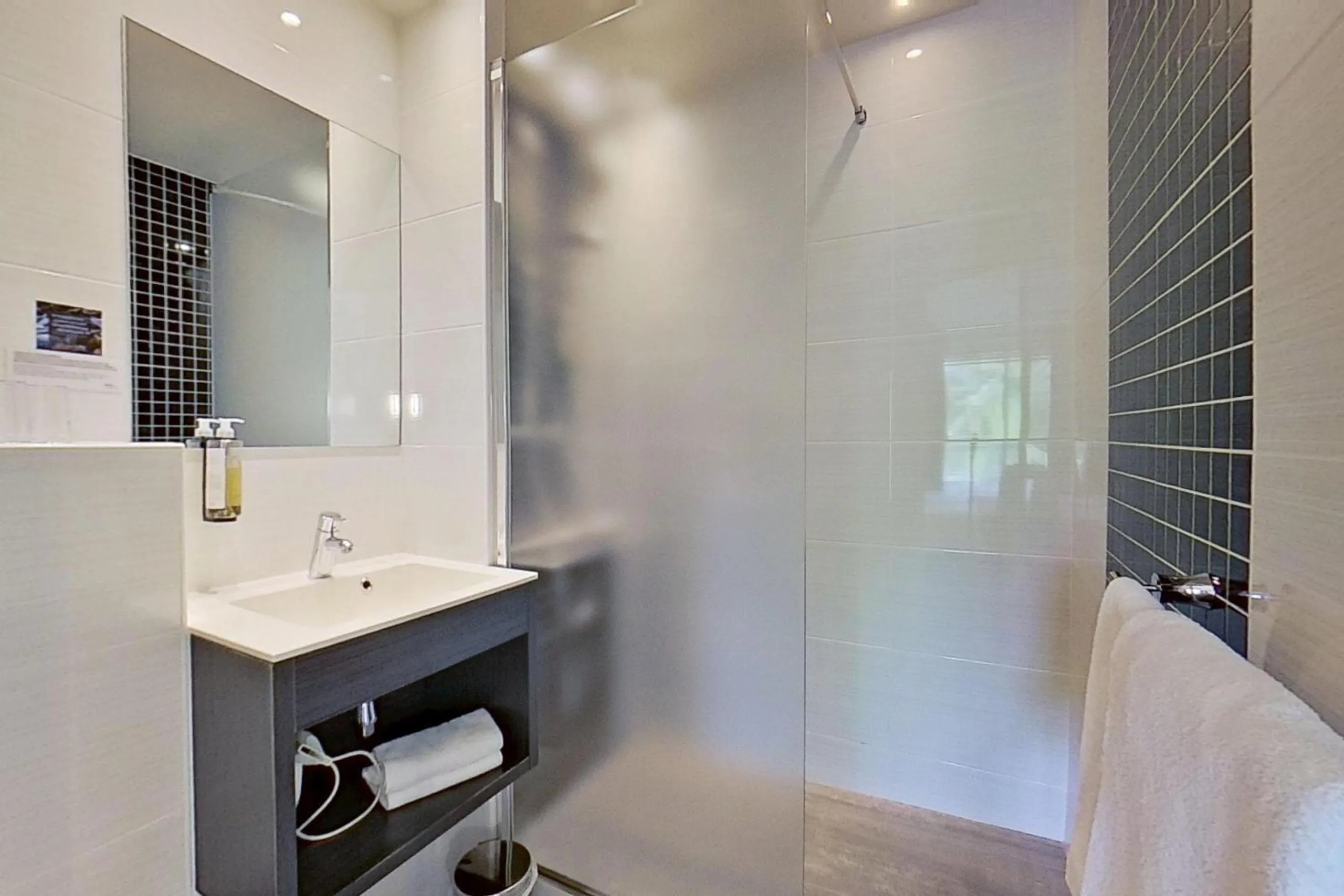 Shower in Hôtel du Golf Saint-Laurent