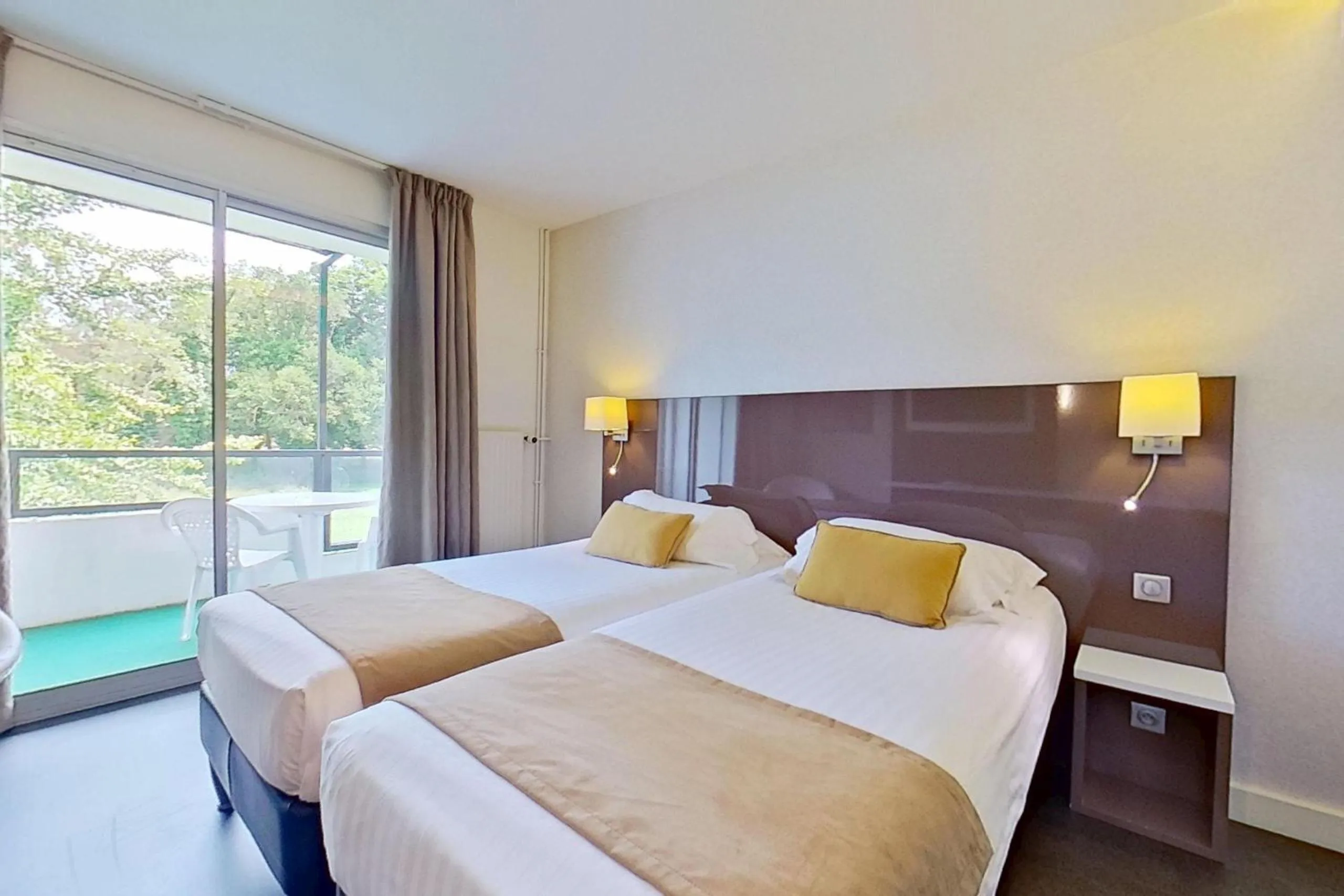 Balcony/Terrace, Bed in Hôtel du Golf Saint-Laurent