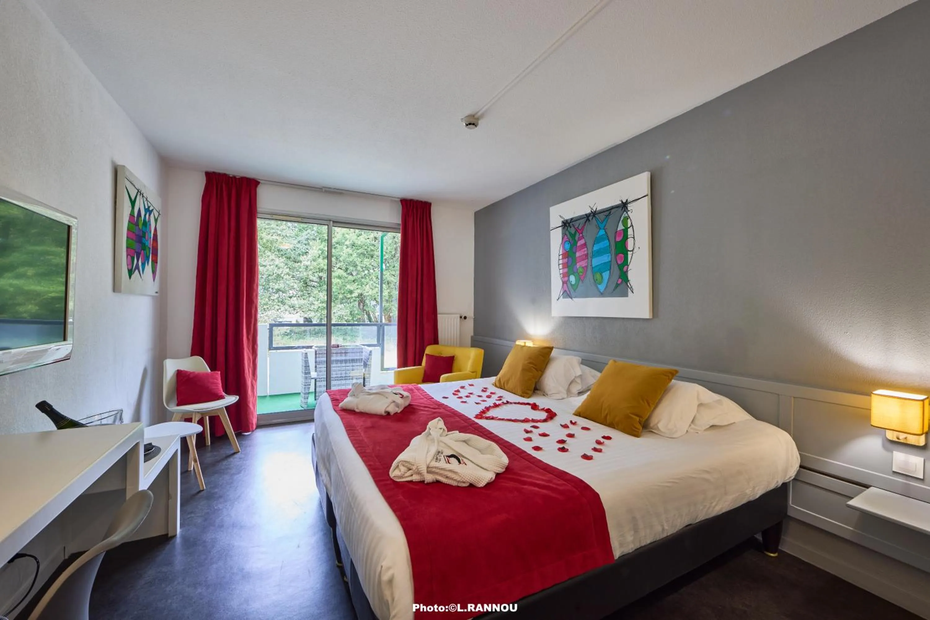 Balcony/Terrace, Bed in Hôtel du Golf Saint-Laurent